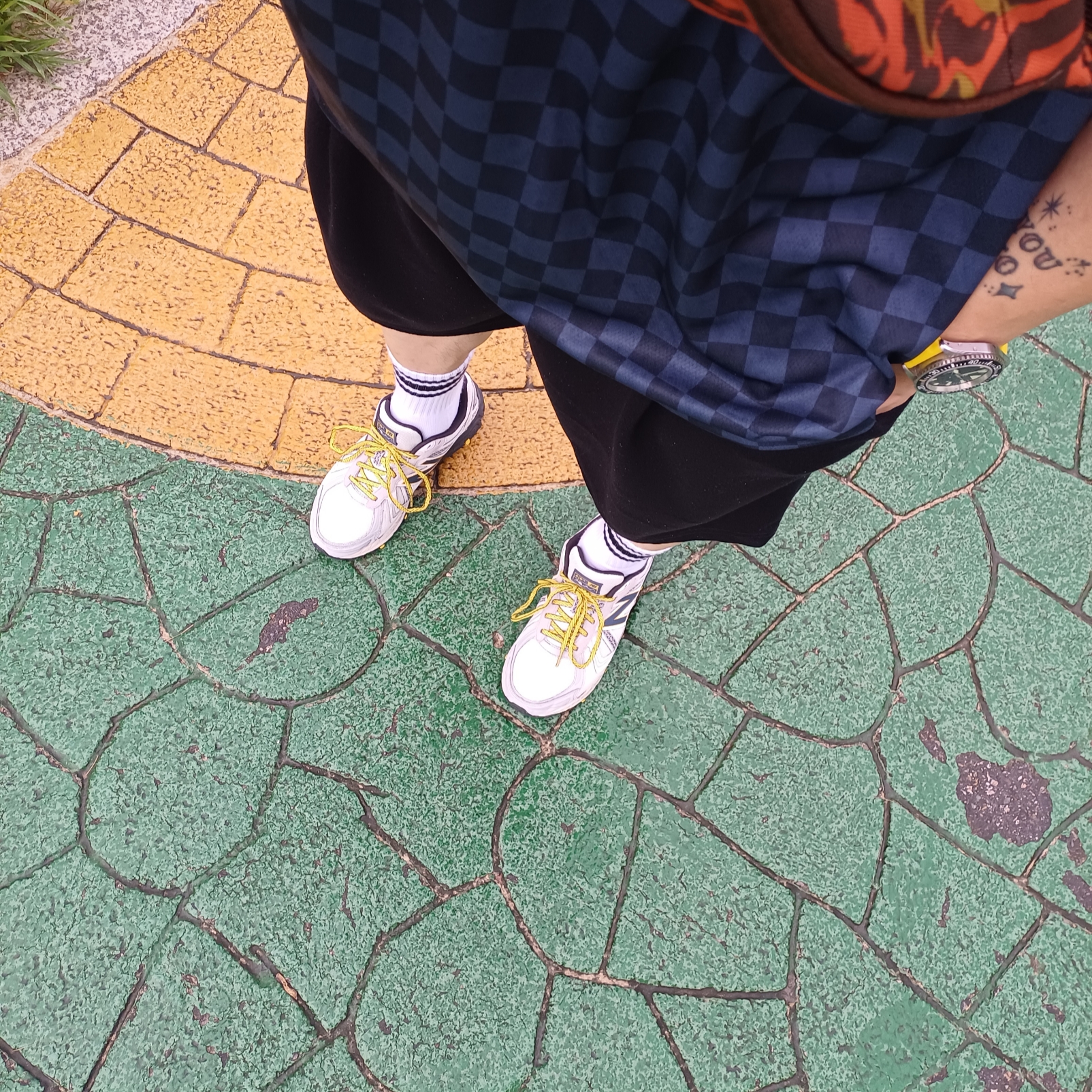 New Balance 410v5 Ivory Yellow - 2E Wide 착용 스타일 - 1