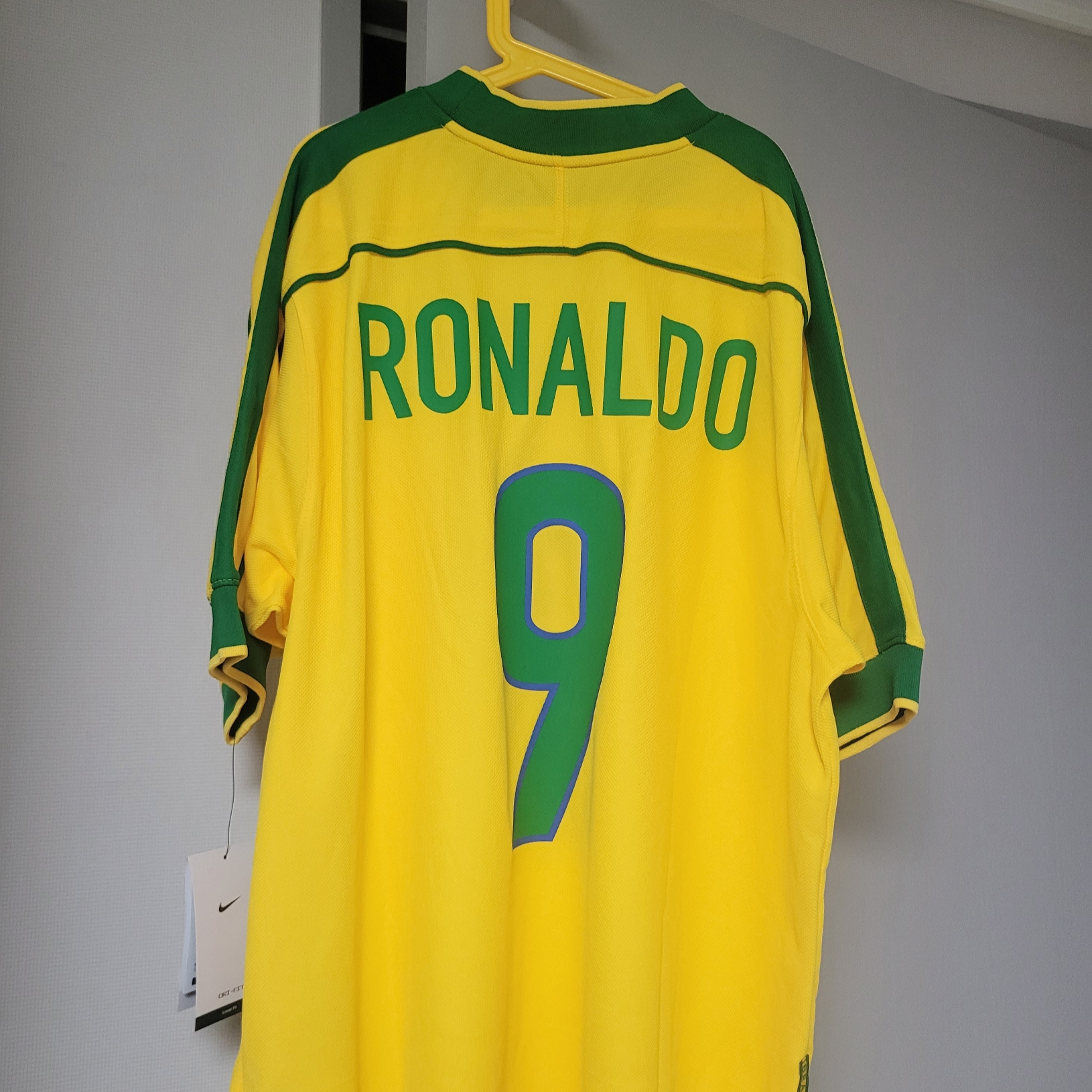 Nike Brazil 1998 Reissue Soccer Replica Jersey Varsity Maize Ronaldo (Marking Ver.) 착용 스타일