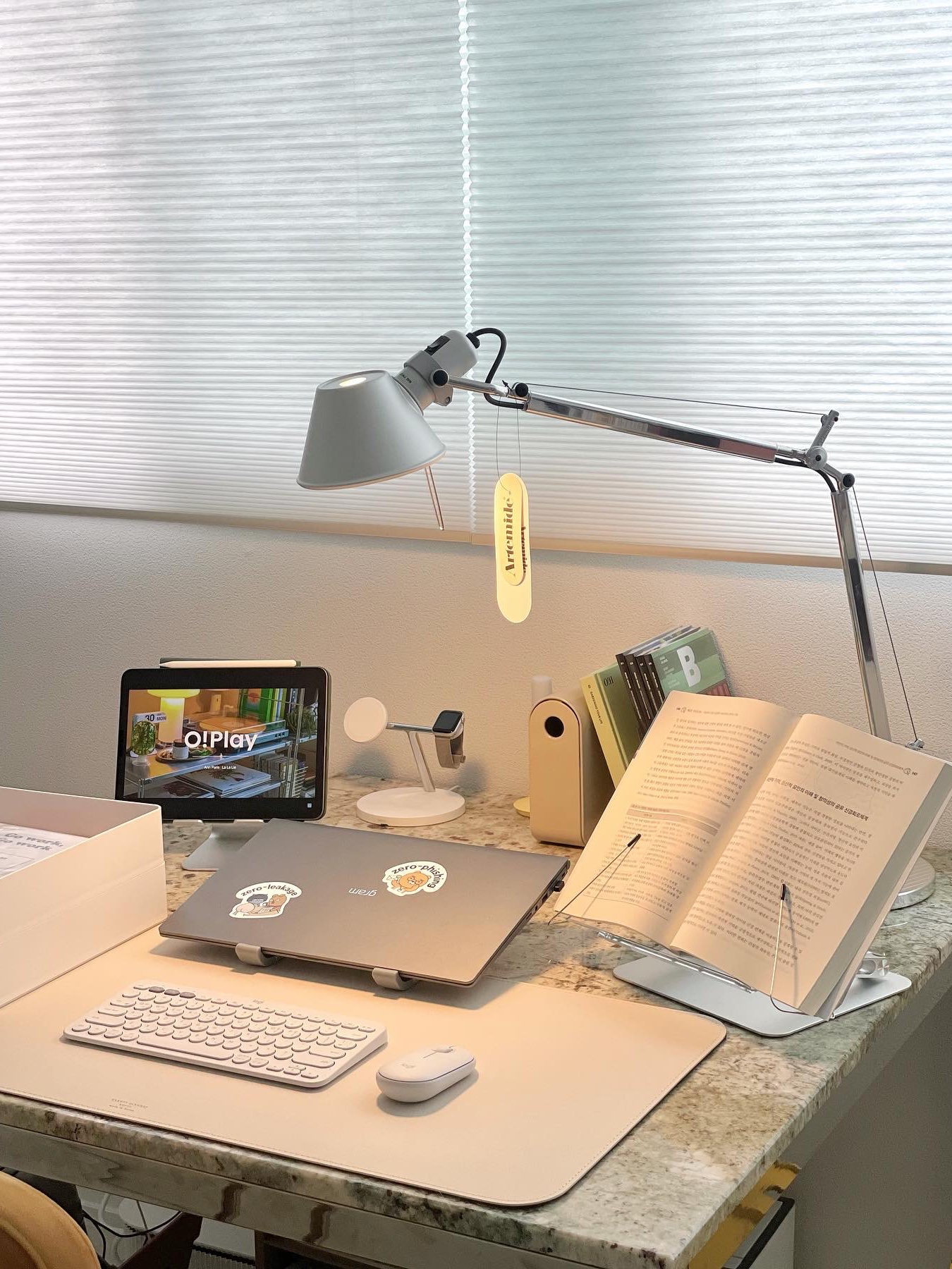 Belkin 3-in-1 MagSafe 15W Wireless Charging Stand WIZ017kr White, Belkin 3-in-1 MagSafe 15W Wireless Charging Stand WIZ017kr Black 착용 스타일