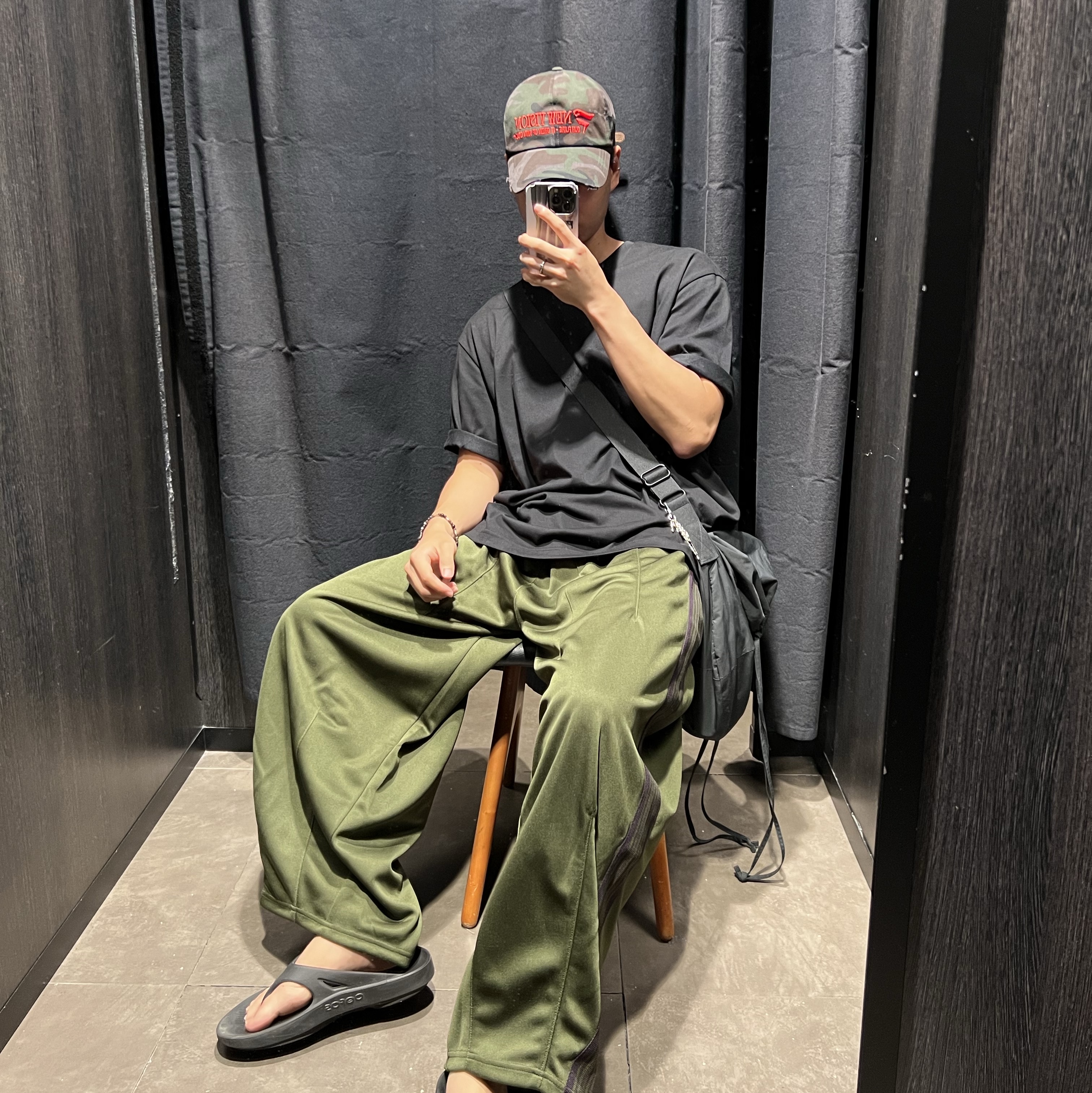 Needles H.D. Track Pants Poly Smooth Olive, Oofos OOriginal Black 착용 스타일