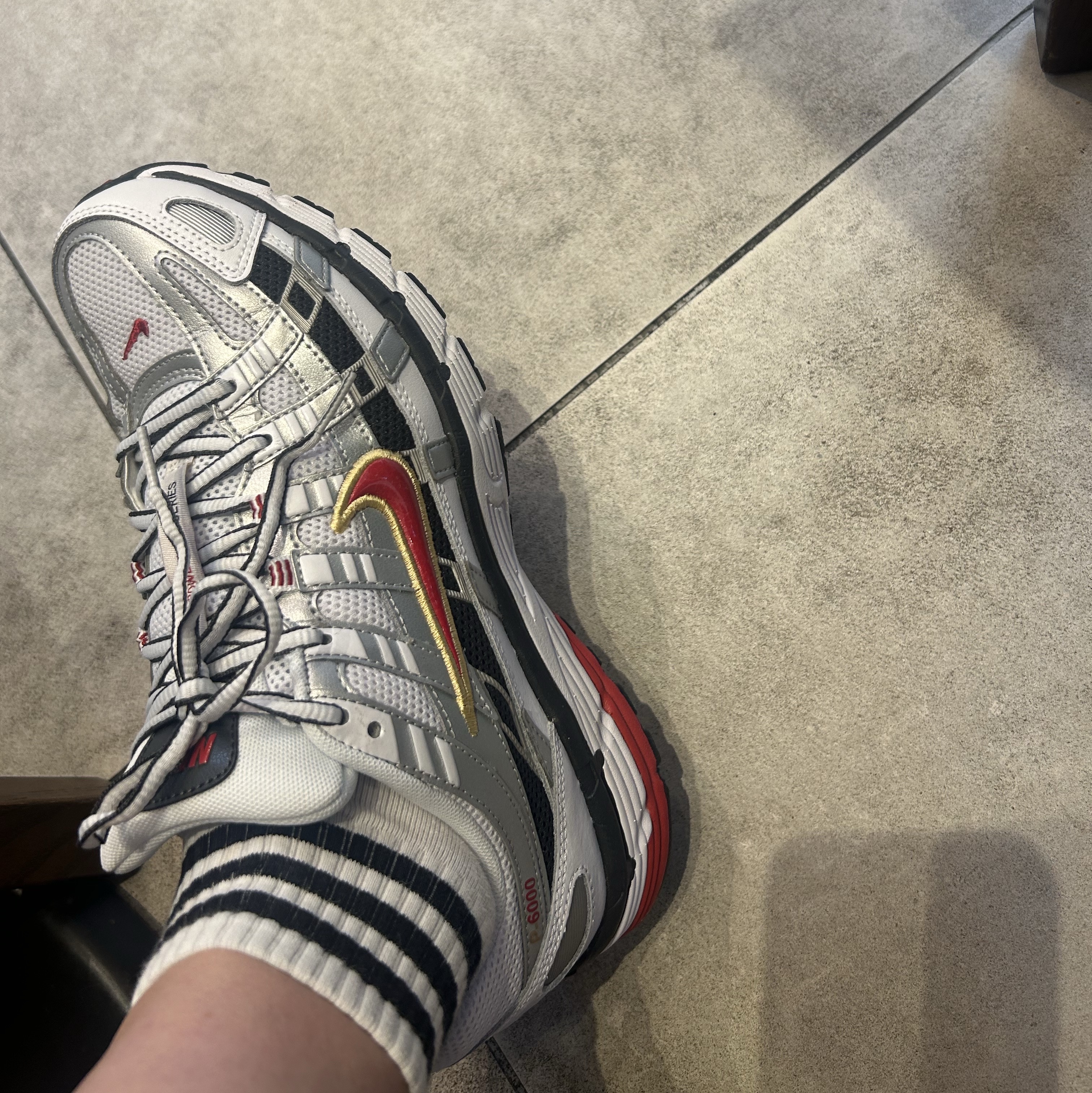 (W) Nike P-6000 Metallic Silver Red 착용 스타일