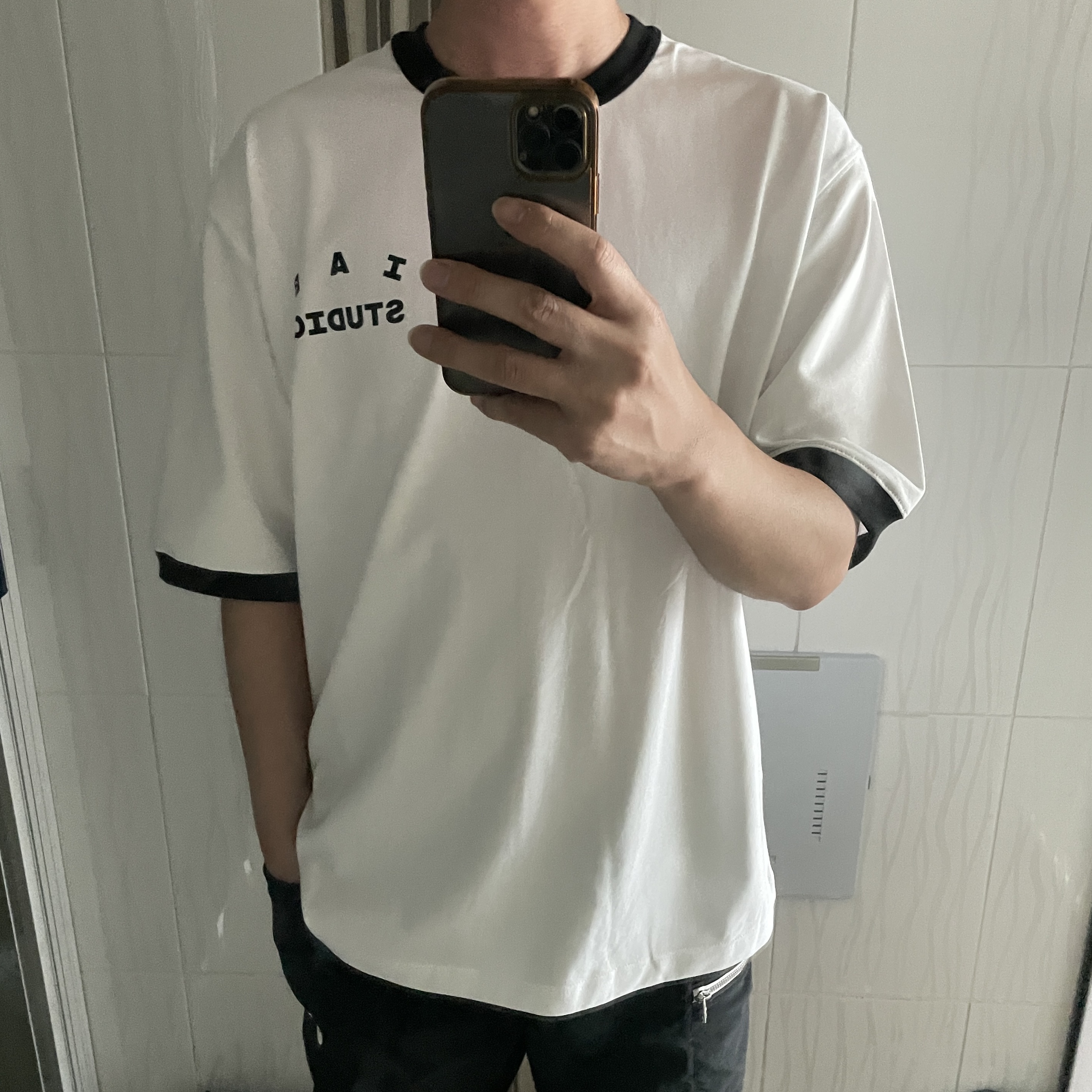 IAB Studio Established T-Shirt White Black 착용 스타일 - 1