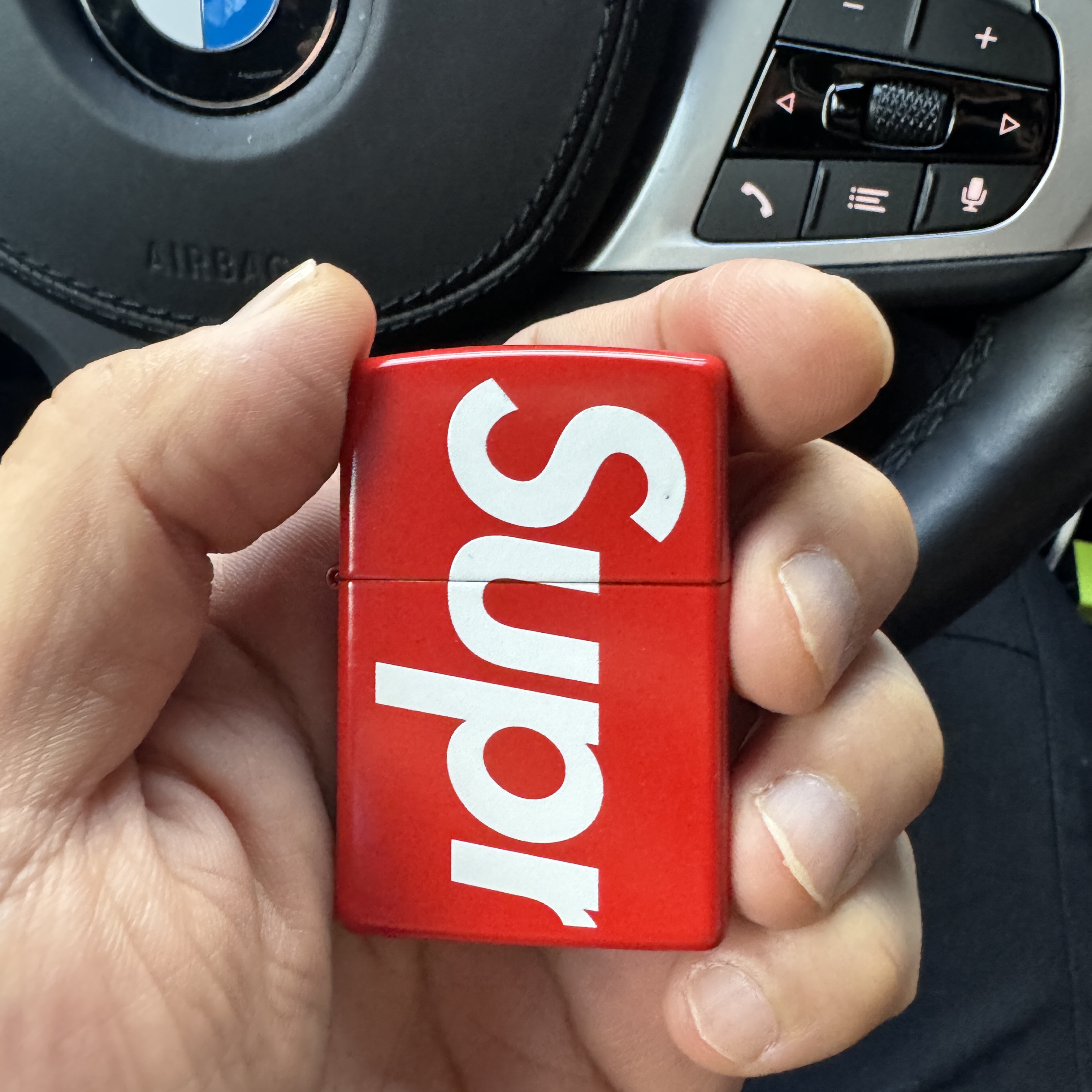 Supreme Logo Zippo Red 착용 스타일