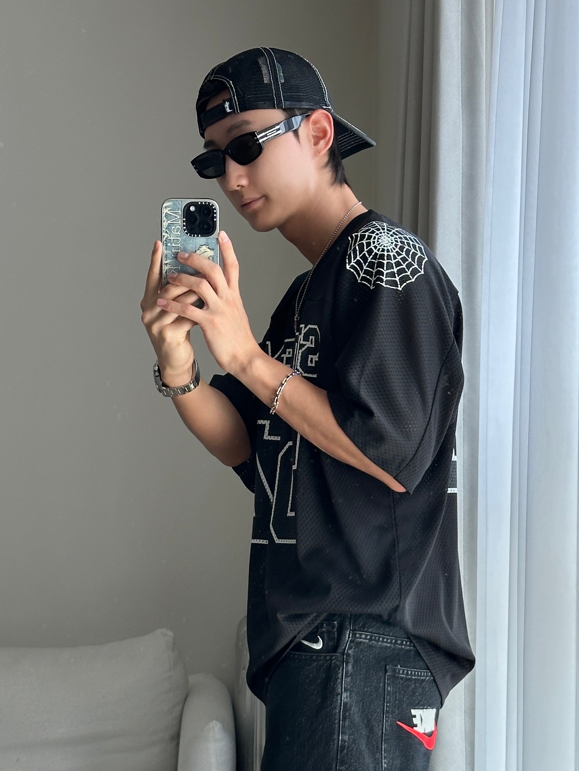 Supreme Spiderweb Football Jersey Black - 24SS, Stussy Low Pro Trucker Cut-Out Leather Snapback Black 착용 스타일 - 2