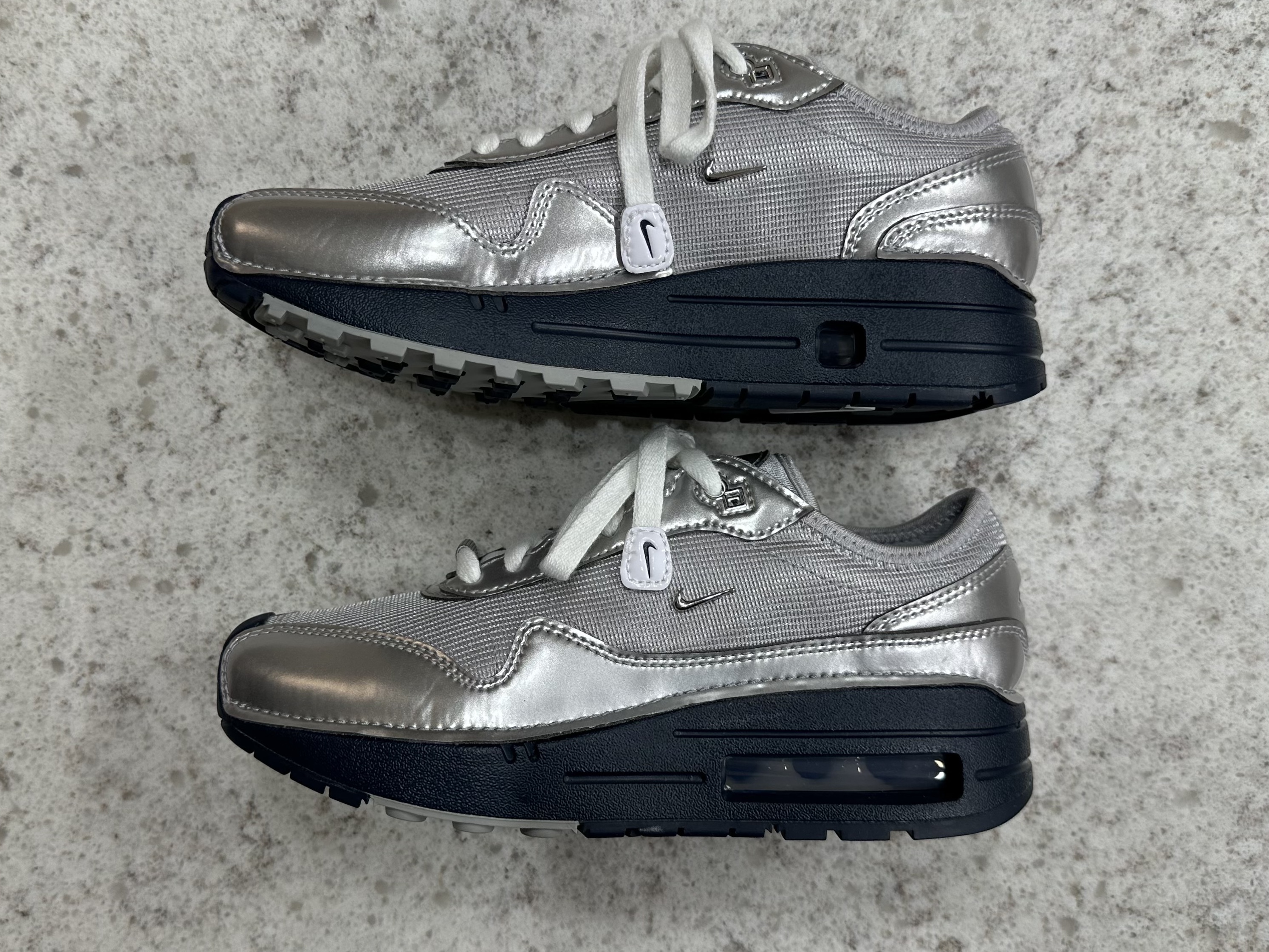 Nike x Jacquemus Air Max 1 '86 Metallic Silver Midnight Navy 착용 스타일 - 4