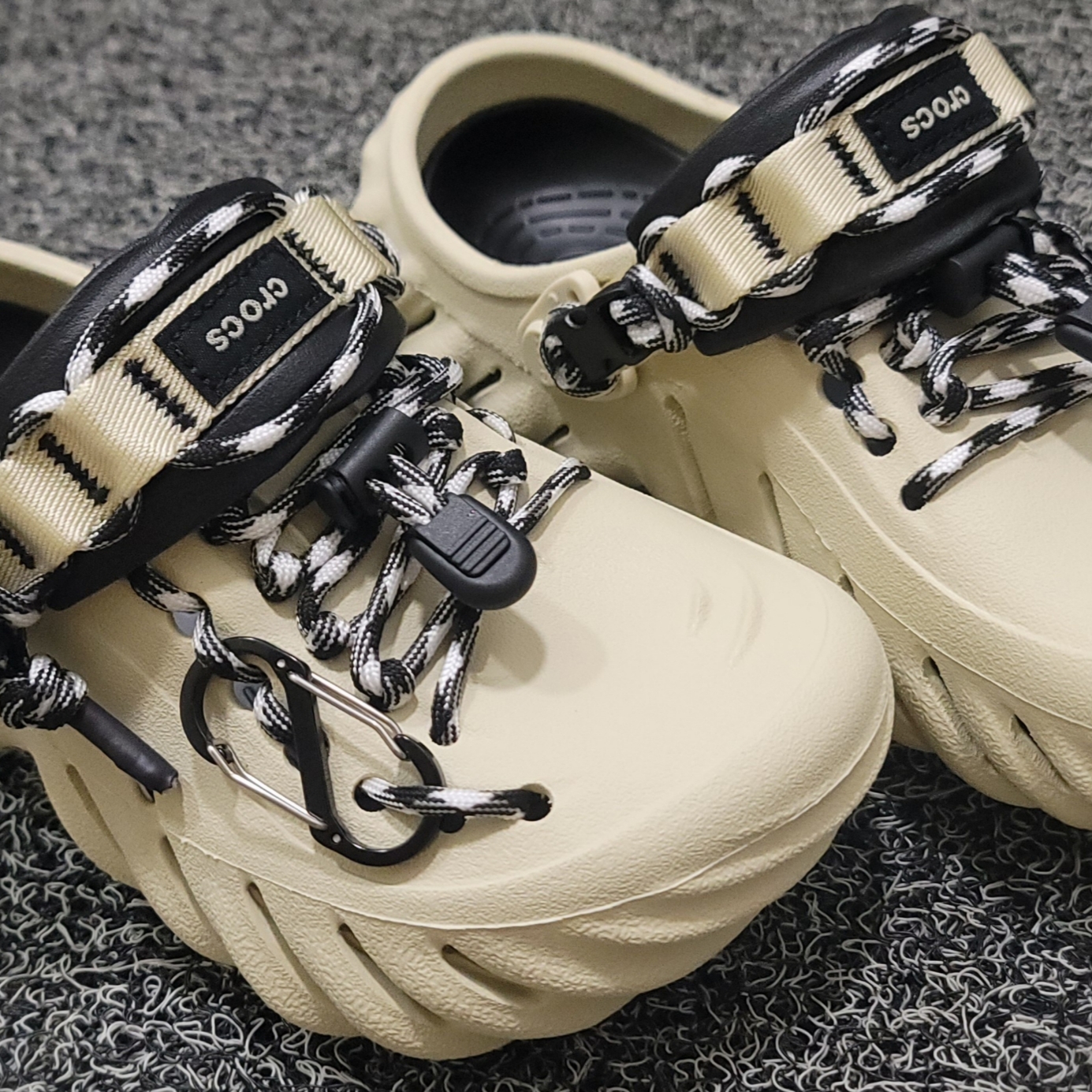 Crocs Echo Clog Bone Black 착용 스타일 - 4