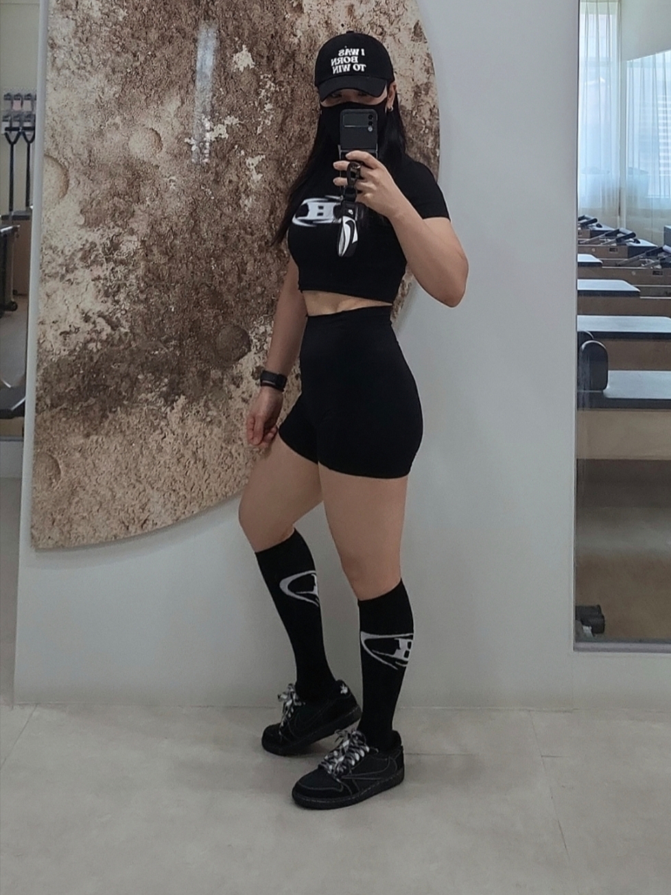 Jordan 1 x Travis Scott Retro Low OG SP Black Phantom, BORN TO WIN Big B Logo Knee Socks Black 착용 스타일 - 1
