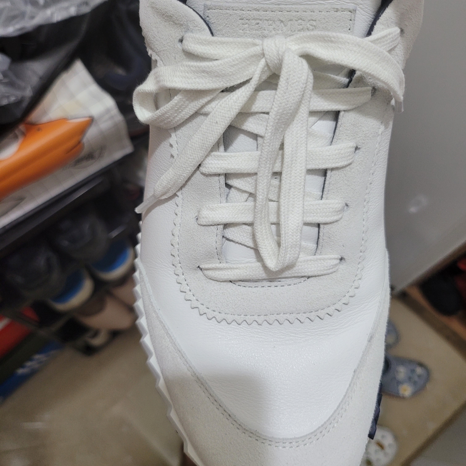 Hermes Bouncing Sneakers Calfskin Suede Goatskin & Blanc 착용 스타일 - 2