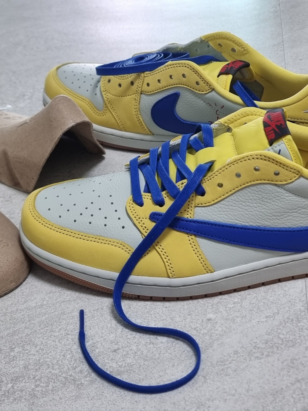Ader Error Sig; TRS Tag T-Shirt 03 Off White, (W) Jordan 1 x Travis Scott Retro Low OG SP Canary 착용 스타일 - 3