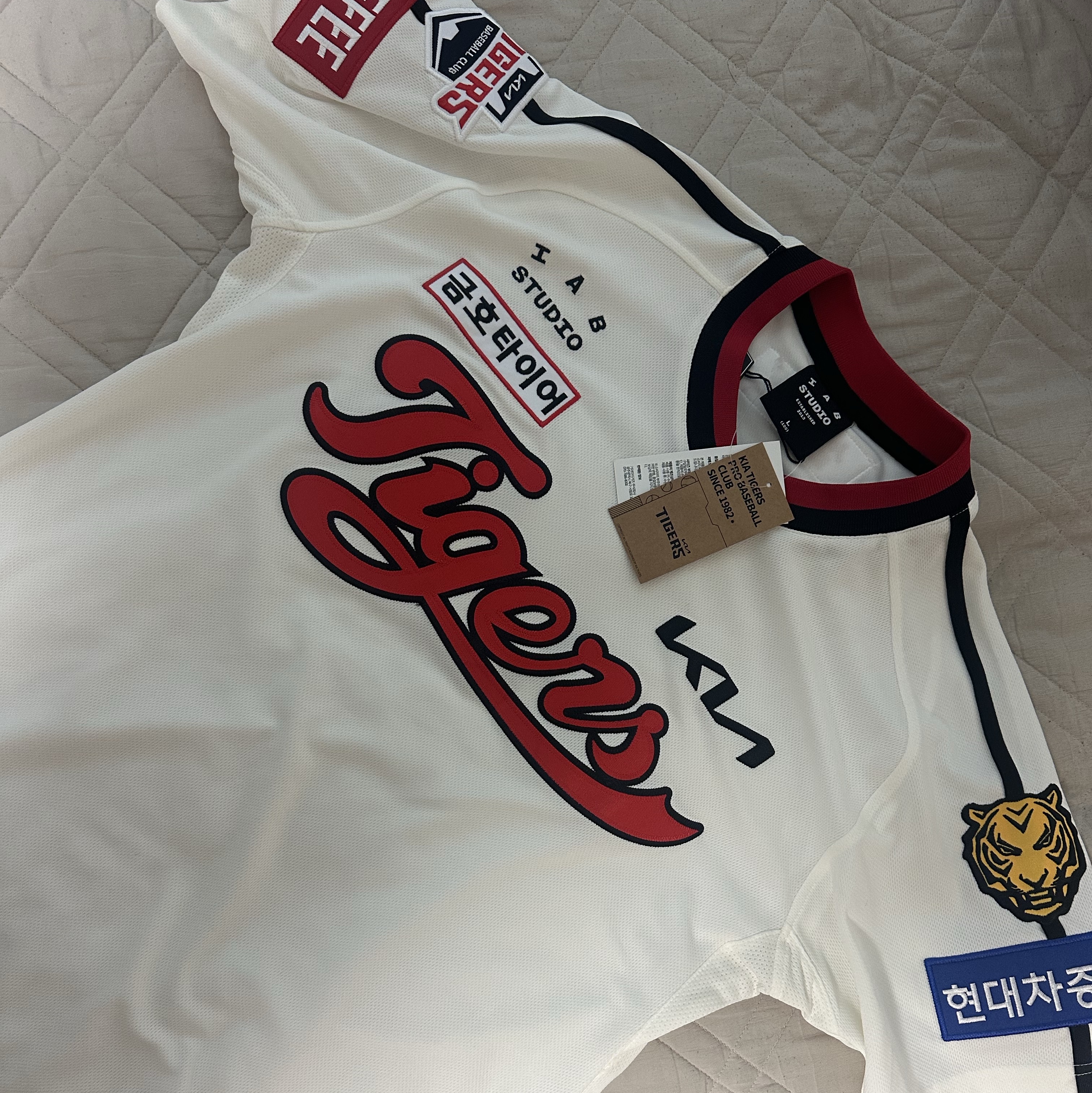 Kia Tigers x IAB Studio Icon Uniform White (Non Marking Ver.) 착용 스타일