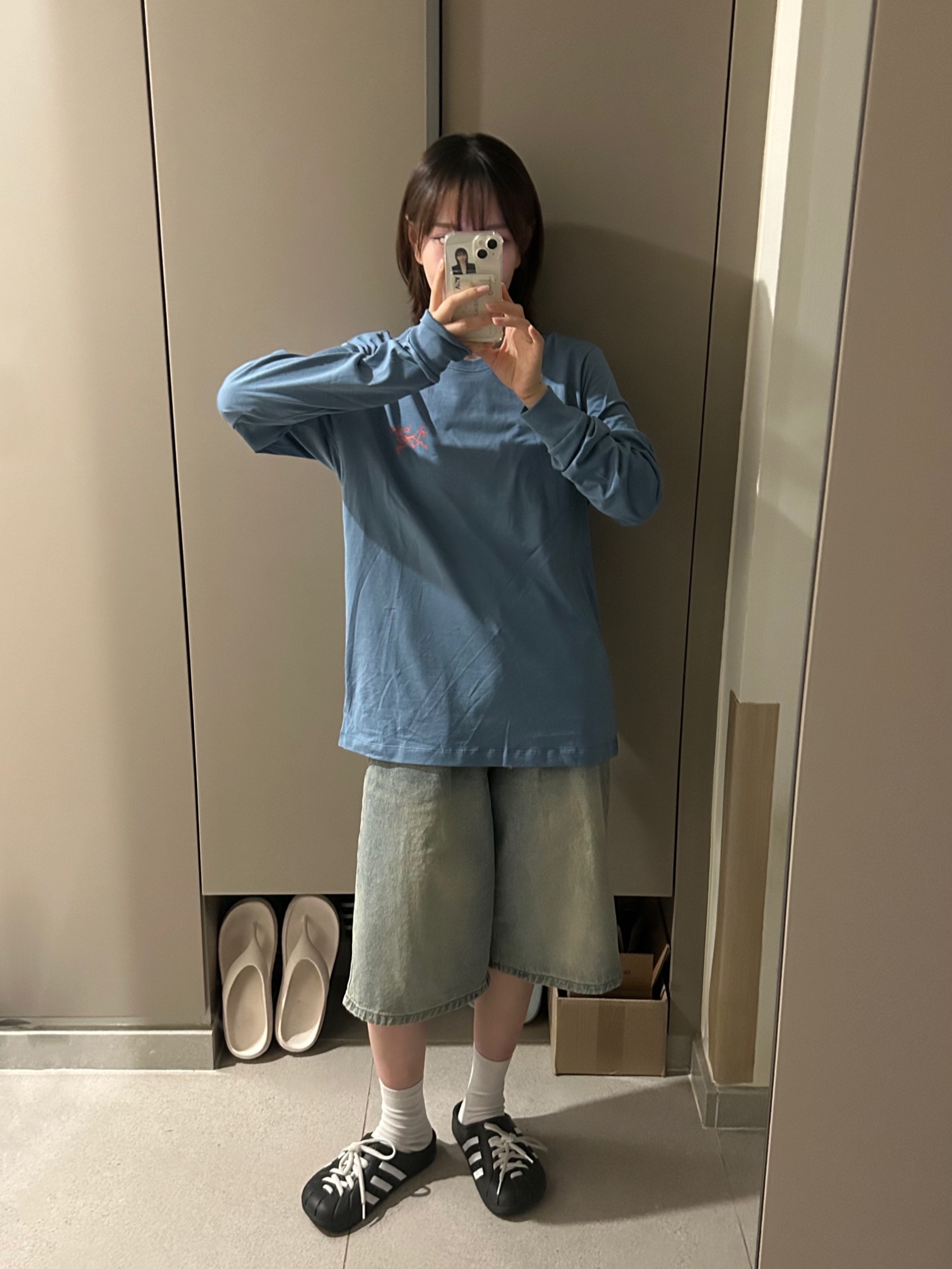Arc'teryx Arc'Multi Bird Logo LS T-Shirt Stone Wash 착용 스타일