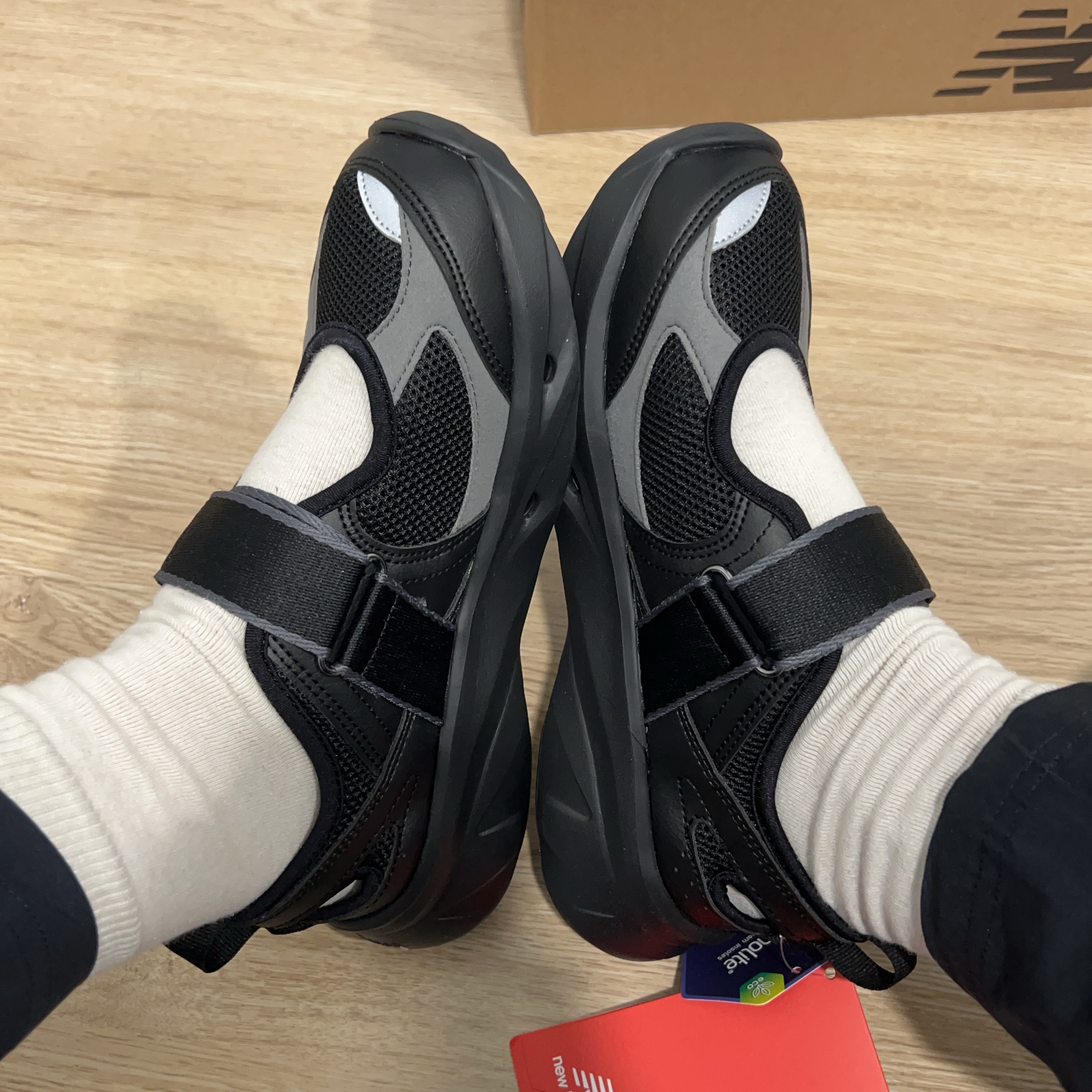 (W) New Balance Breeze SD2202 Black 착용 스타일