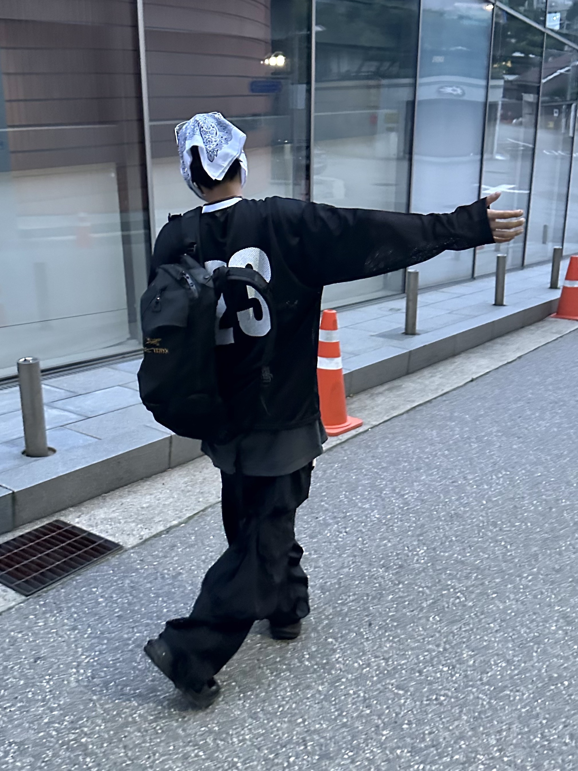 Arc'teryx Arro 16 Backpack Black 착용 스타일 - 2