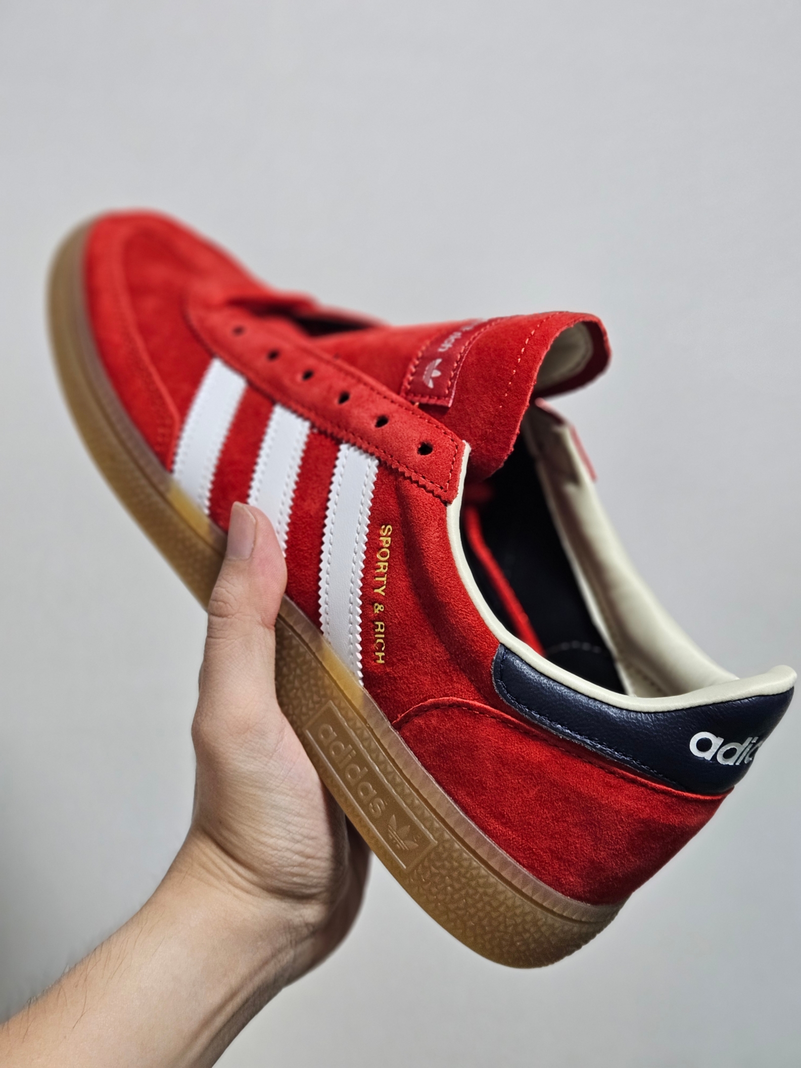 Adidas x Sporty & Rich Spezial Handball Collegiate Red Night Indigo 착용 스타일 - 1