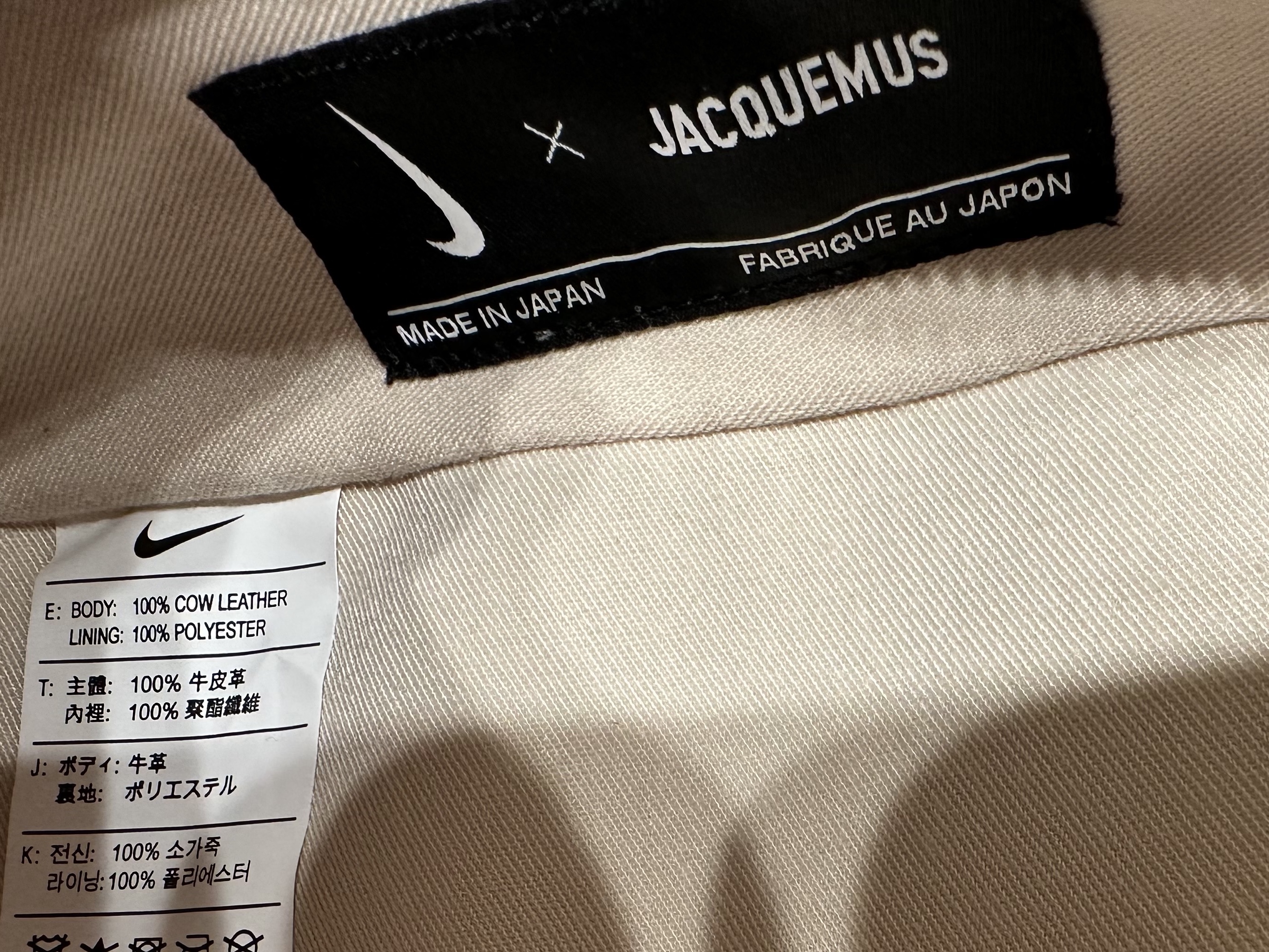 Jacquemus x Nike Le sac Small Swoosh Bag White, Nike x Jacquemus Air Max 1 '86 University Red and Metallic Silver 착용 스타일 - 6