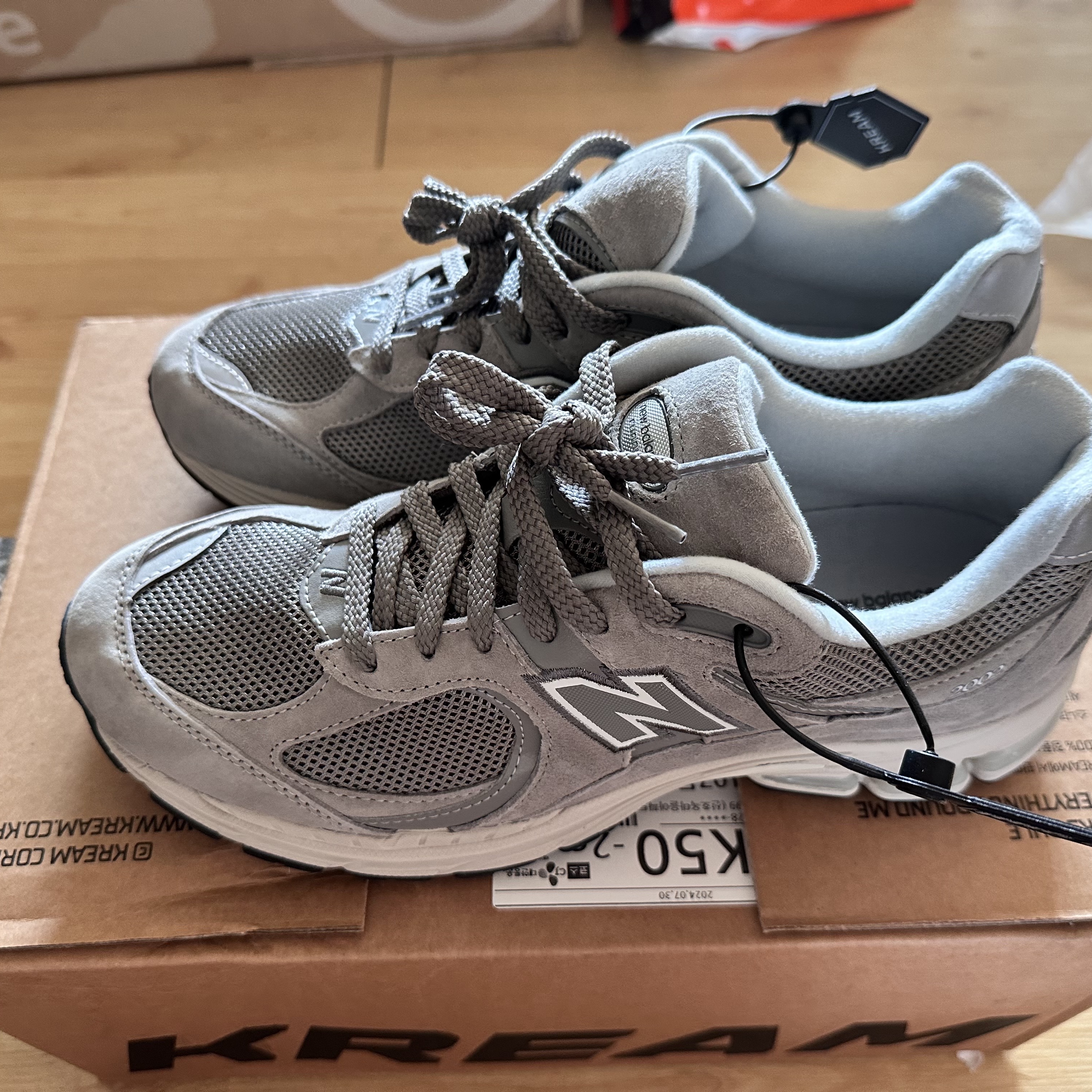 New Balance 2002R Grey 착용 스타일