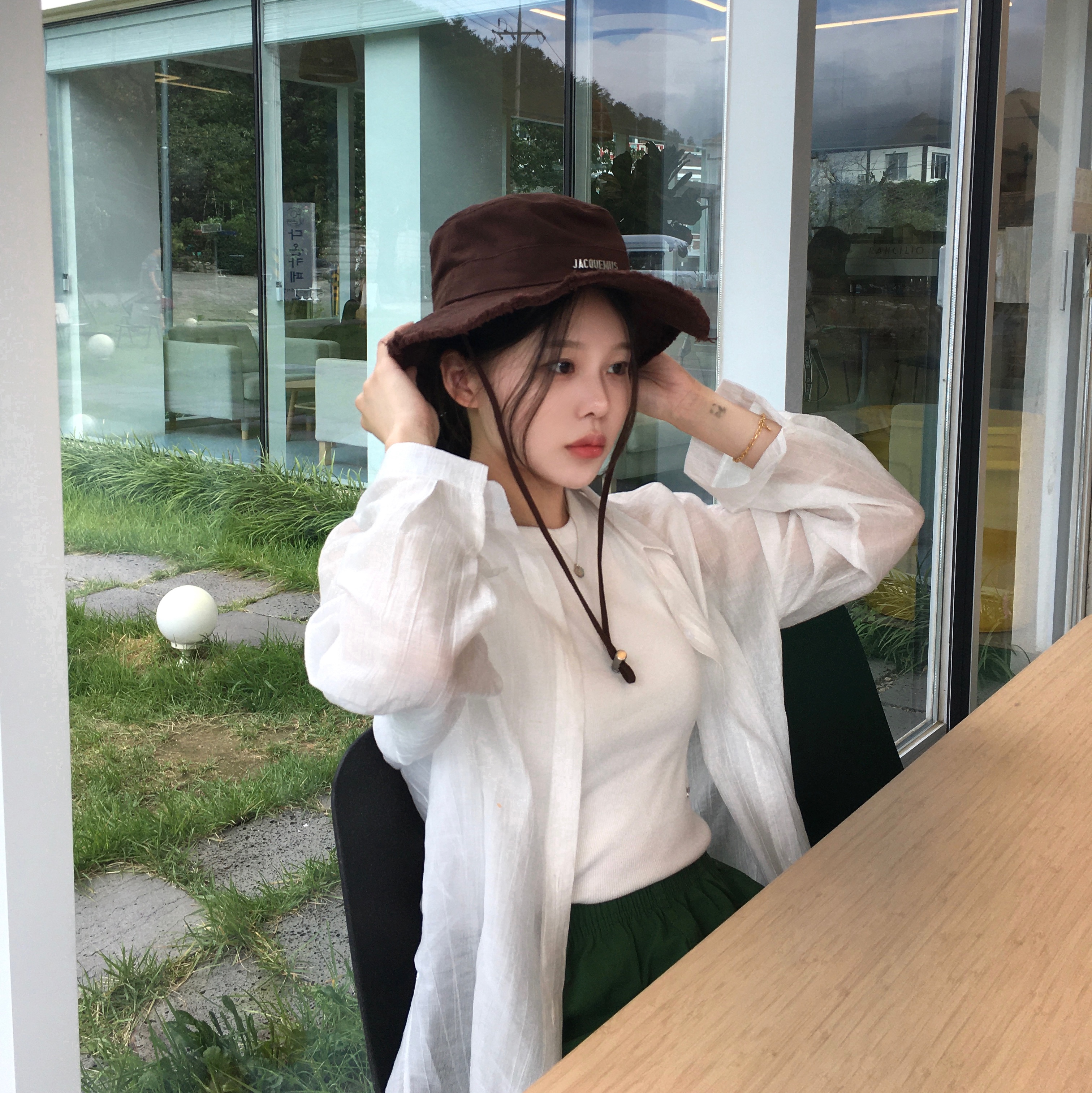 Jacquemus Le Bob Artichaut Bucket Hat Brown 착용 스타일