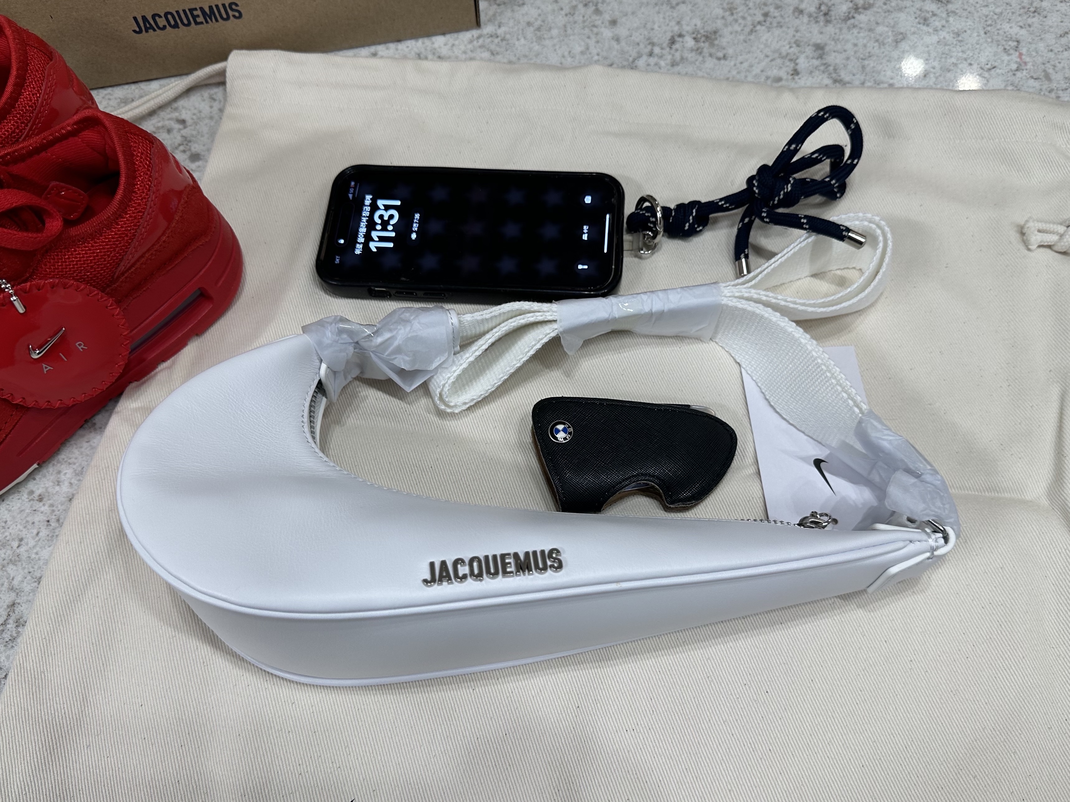 Jacquemus x Nike Le sac Small Swoosh Bag White, Nike x Jacquemus Air Max 1 '86 University Red and Metallic Silver 착용 스타일 - 2
