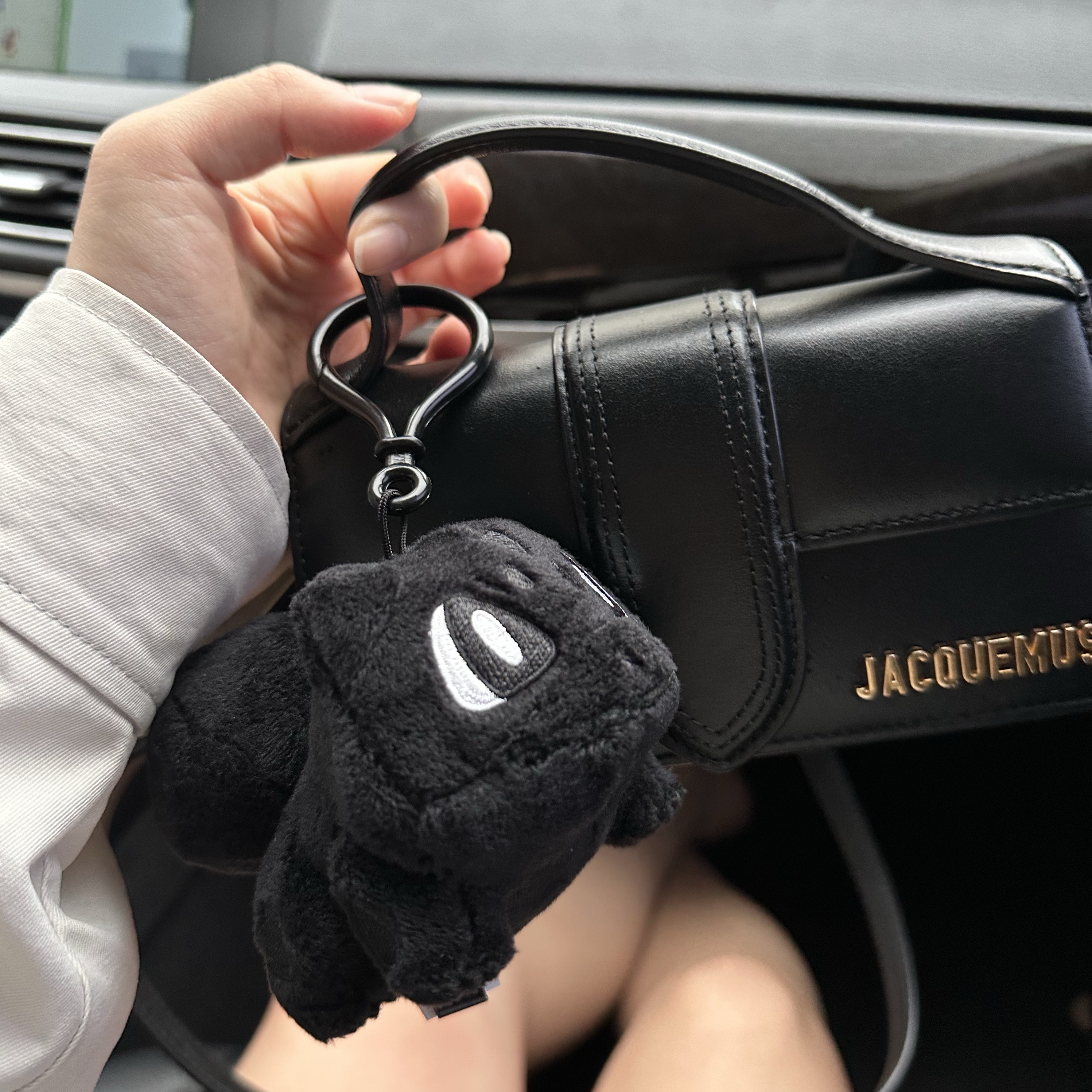 Fragment x Pokemon INN Thunderbolt Project TBP Mascot Key Ring Fushigidane Black, Jacquemus Le Bambino Small Crossbody Strap Bag Black 착용 스타일