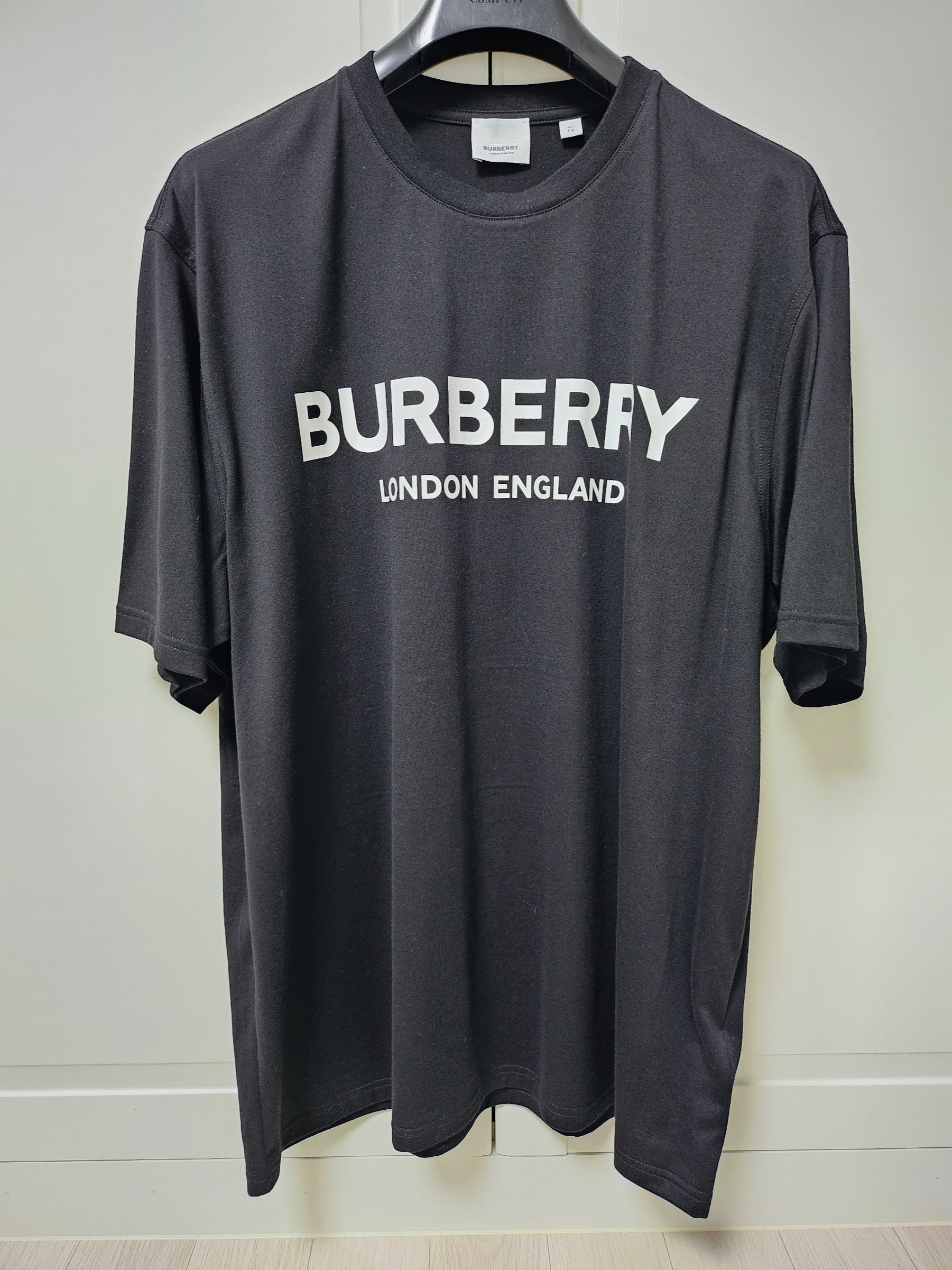 Wooyoungmi Flower Print Back Logo T-Shirt Black - 23FW, Burberry Logo Print Cotton T-Shirt Black 착용 스타일 - 2