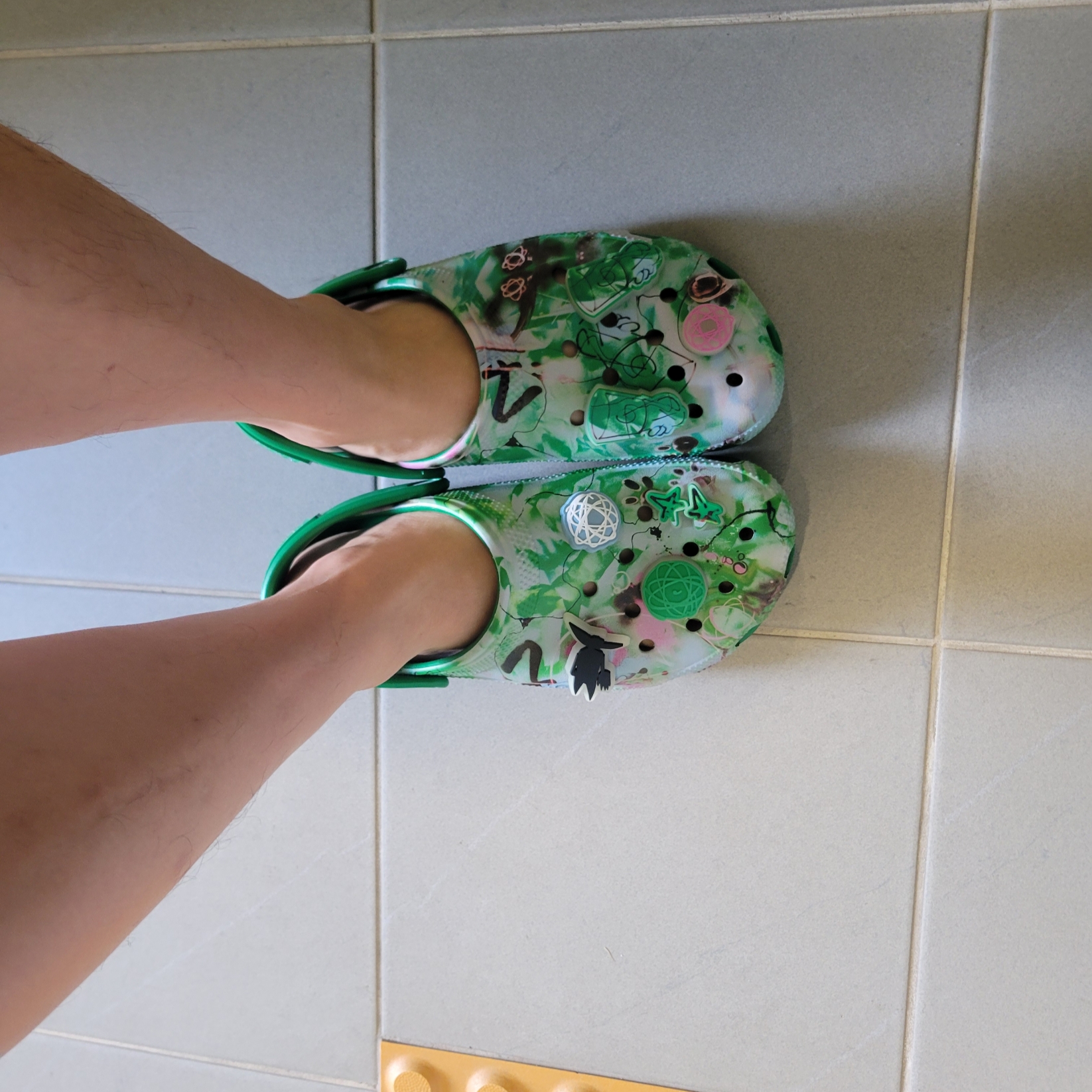 Crocs x Futura Laboratories Classic Clog Green Ivy 착용 스타일