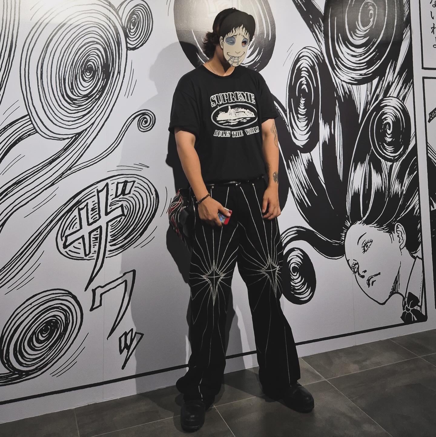 Thug Club Chain Stitch Denim Pants Black, Supreme x Corteiz Rules The World T-Shirt Black - 23FW 착용 스타일 - 3