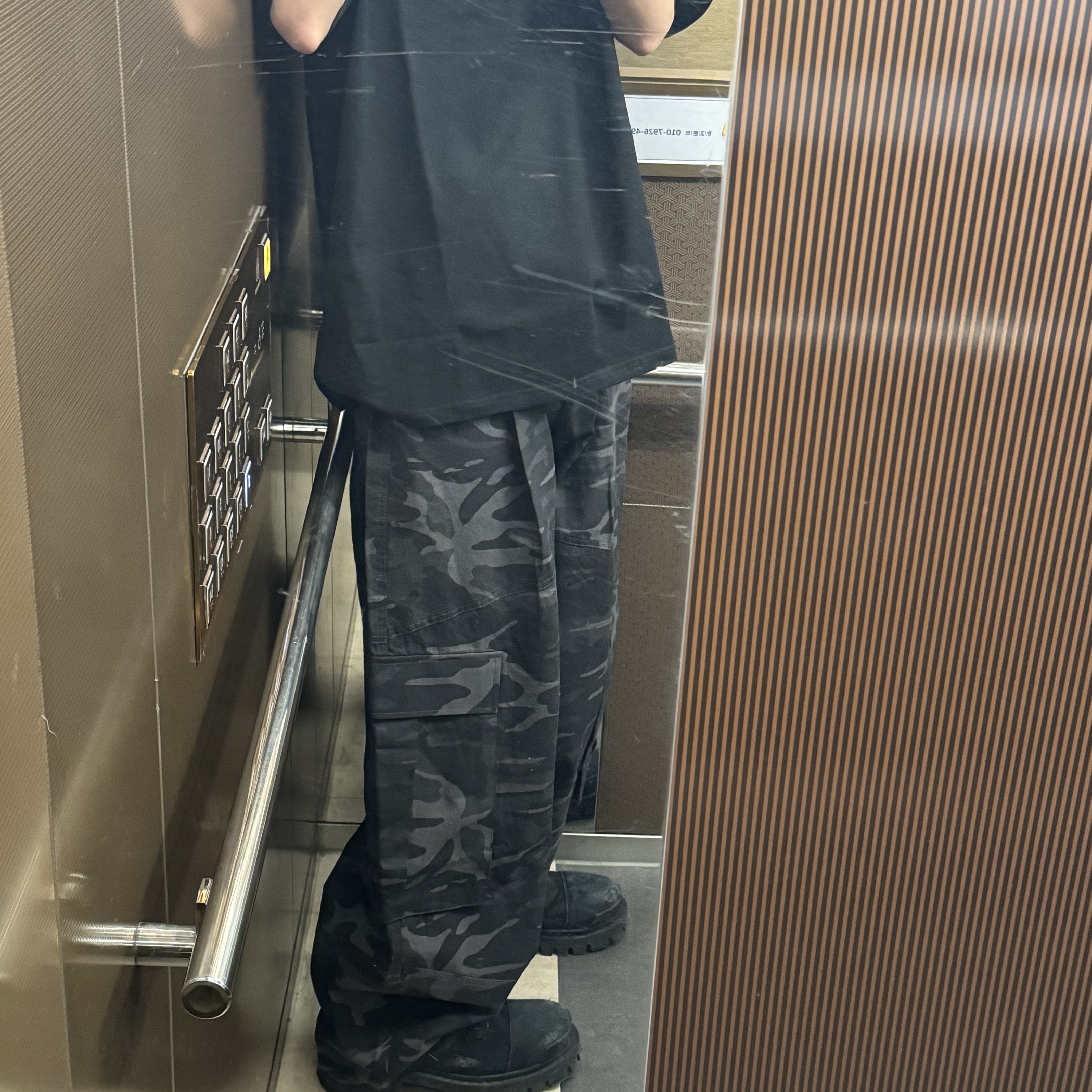 Undermycar Mu.53 Anti Fxxking Logo Play Big Cargo Rip-Camo Pants Camo Gray 착용 스타일 - 1