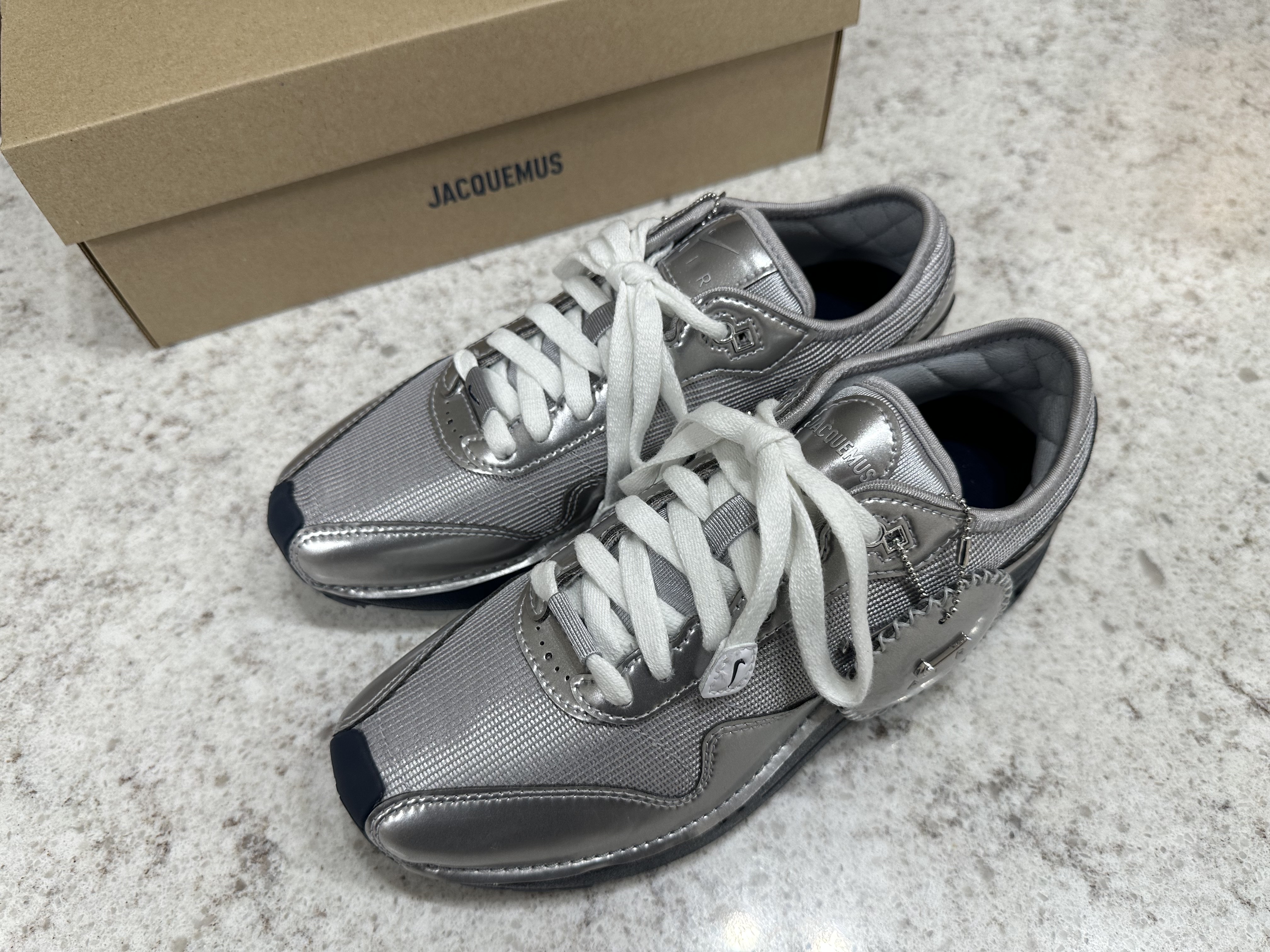 Nike x Jacquemus Air Max 1 '86 Metallic Silver Midnight Navy 착용 스타일 - 2