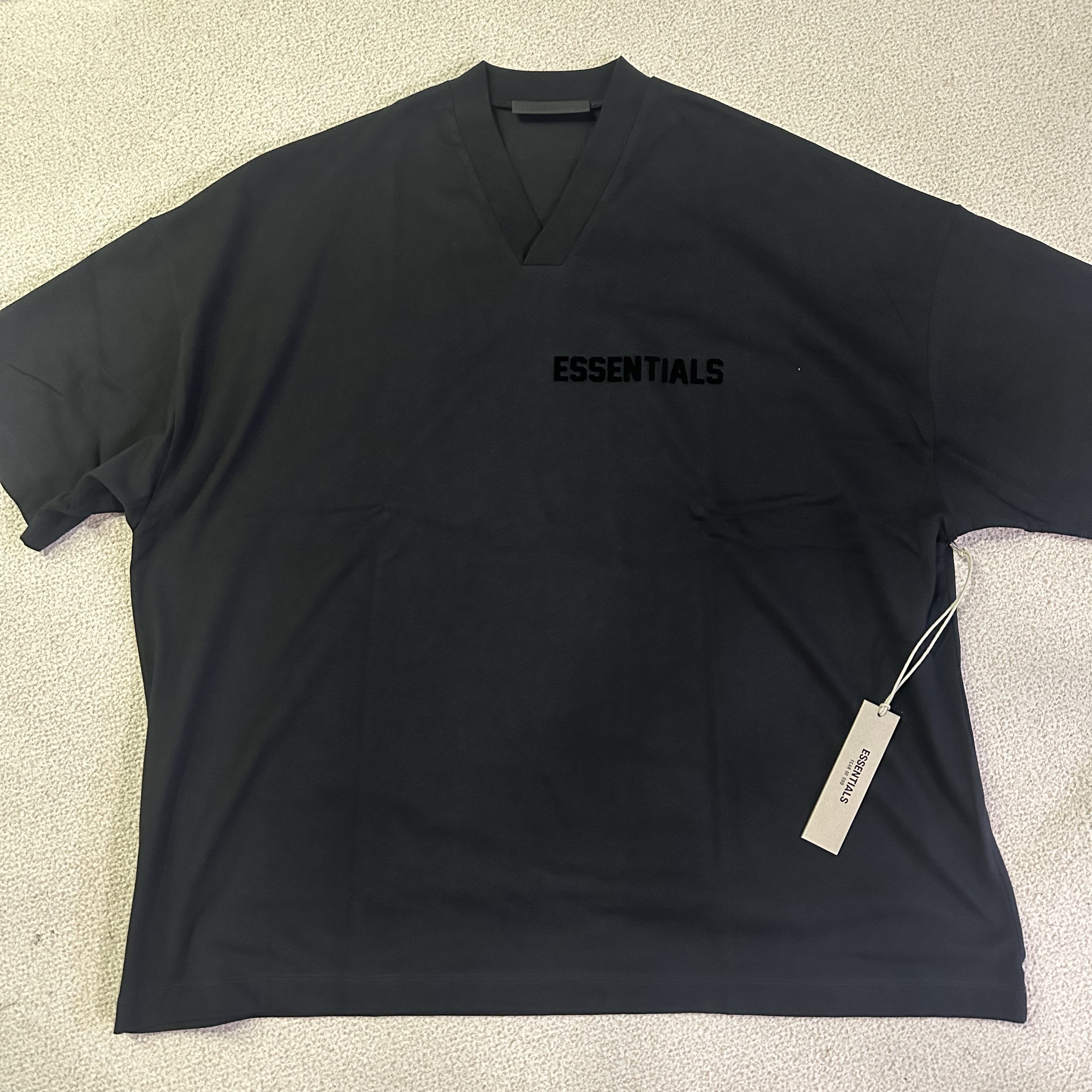 Essentials The Black Collection V-Neck Black - 23SS 착용 스타일