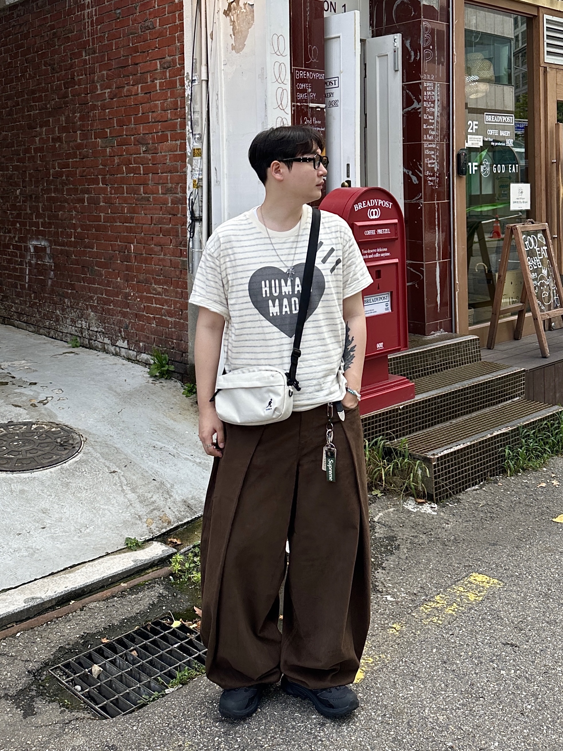 Human Made Striped Heart T-Shirt Gray, Supreme Webbing Keychain Green Camo - 23SS 착용 스타일 - 3