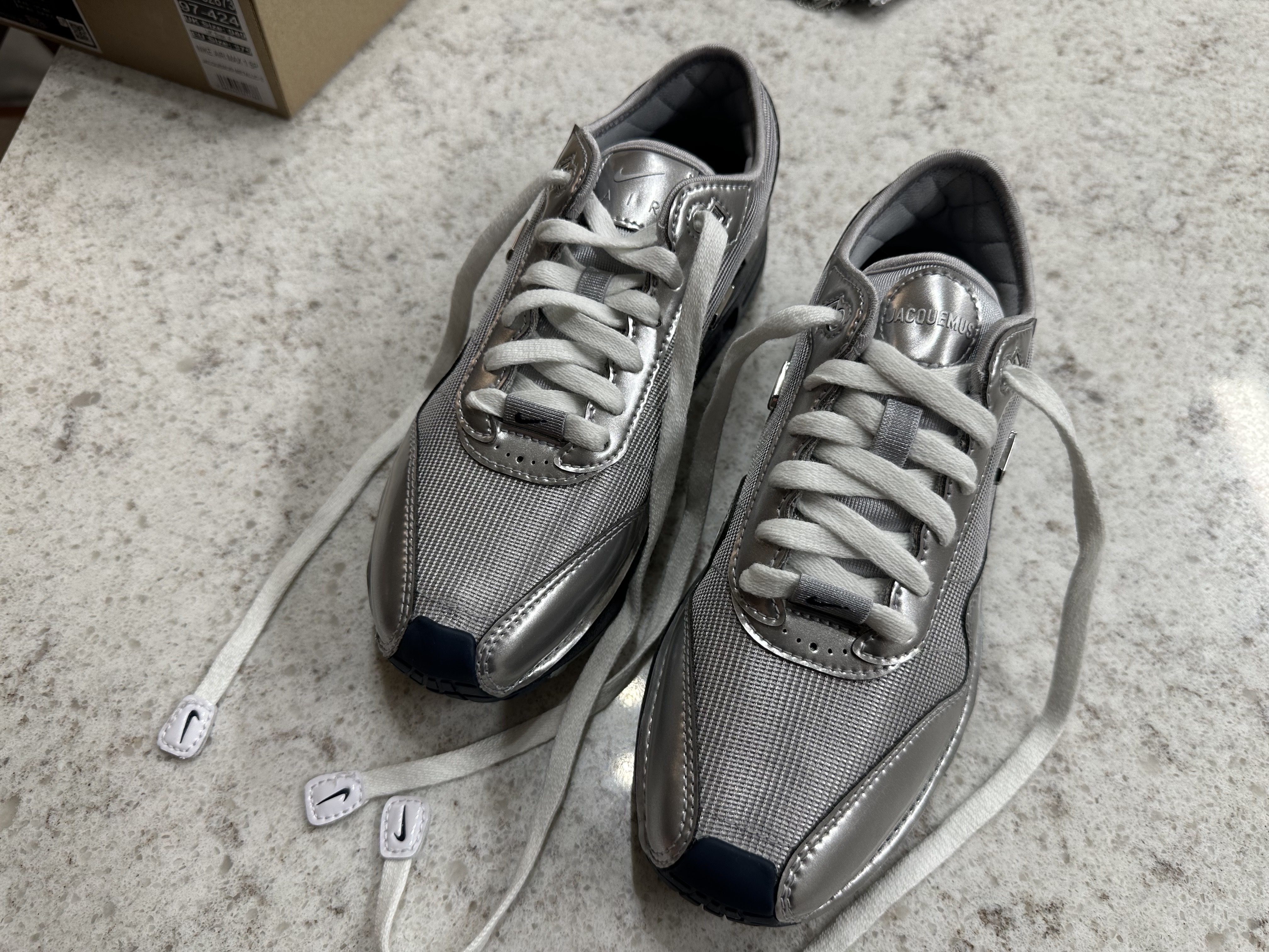 Nike x Jacquemus Air Max 1 '86 Metallic Silver Midnight Navy 착용 스타일 - 9