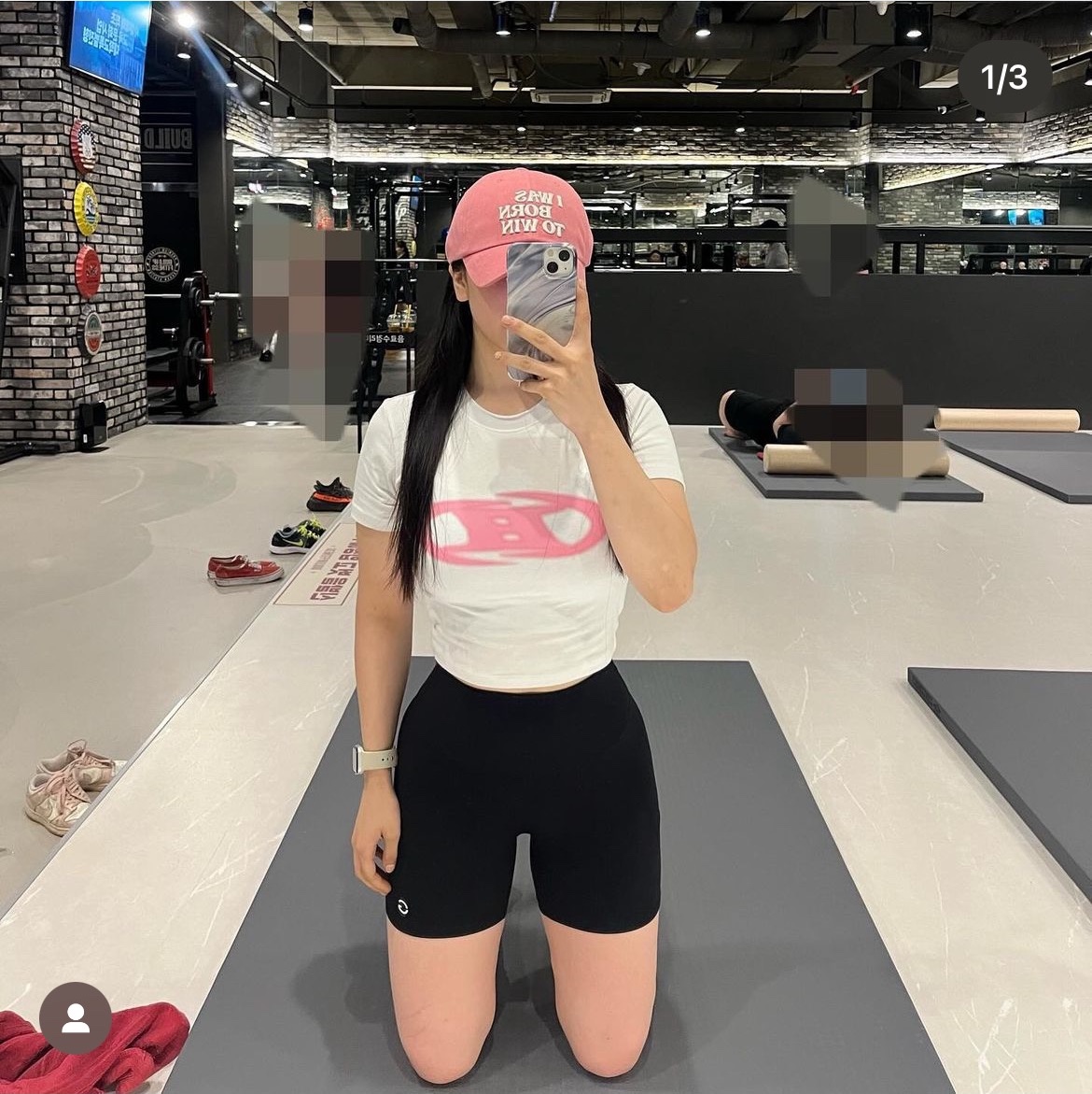 BORN TO WIN I Was Born To Win Cap Pink, BORN TO WIN Blur Logo Crop Top Ivory 착용 스타일