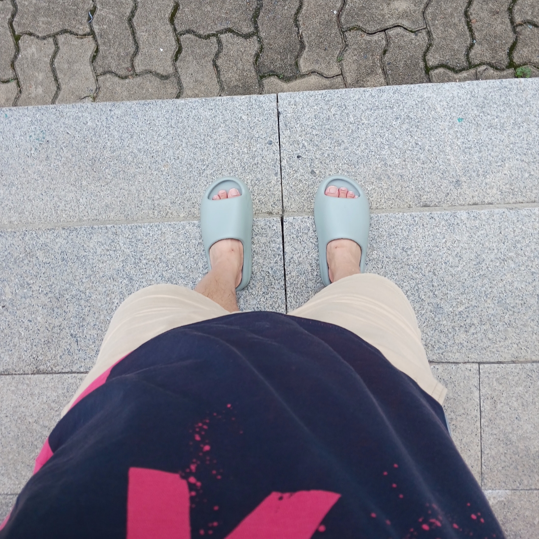 Adidas Yeezy Slide Salt 착용 스타일 - 1