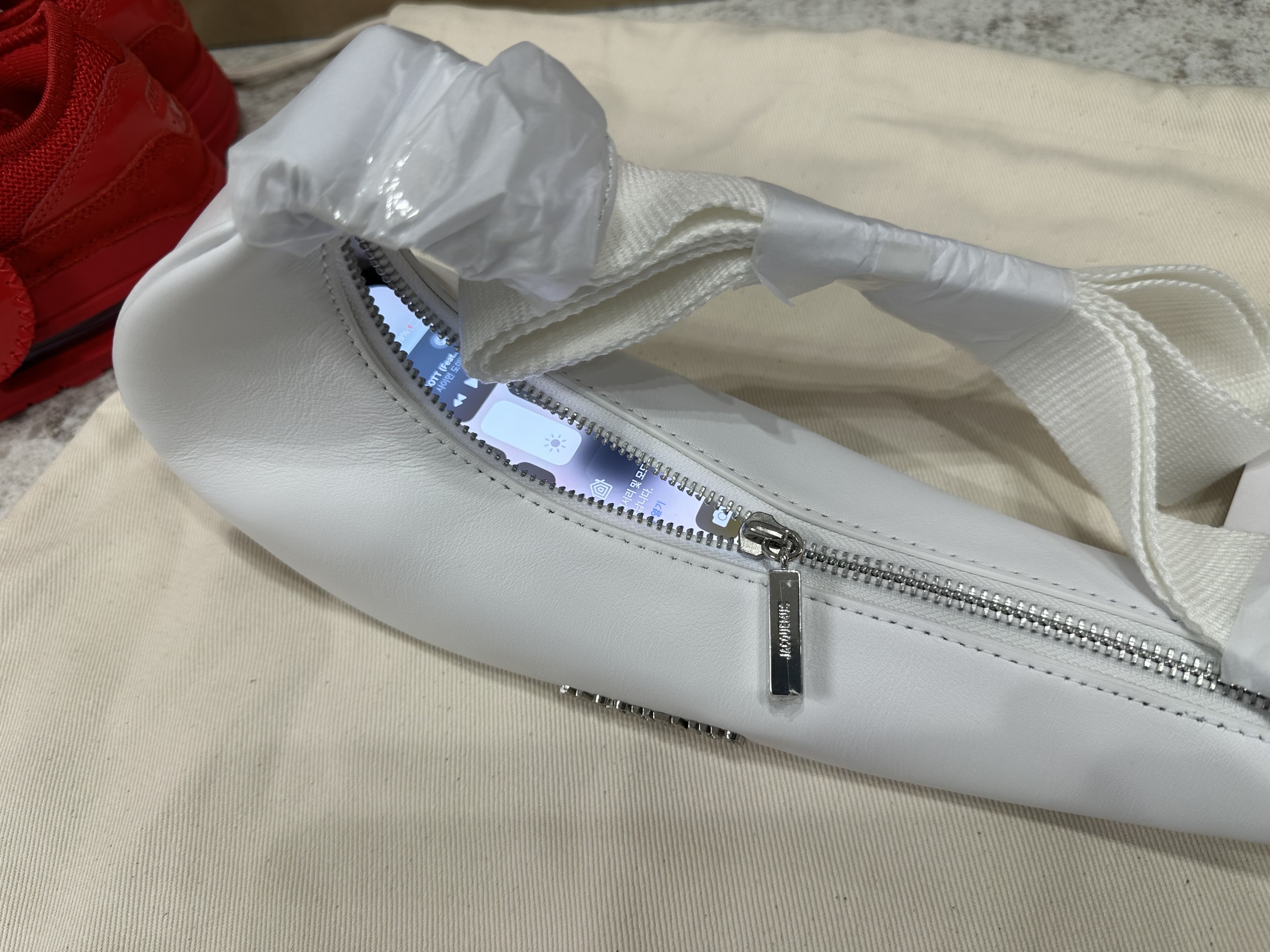 Jacquemus x Nike Le sac Small Swoosh Bag White, Nike x Jacquemus Air Max 1 '86 University Red and Metallic Silver 착용 스타일 - 5