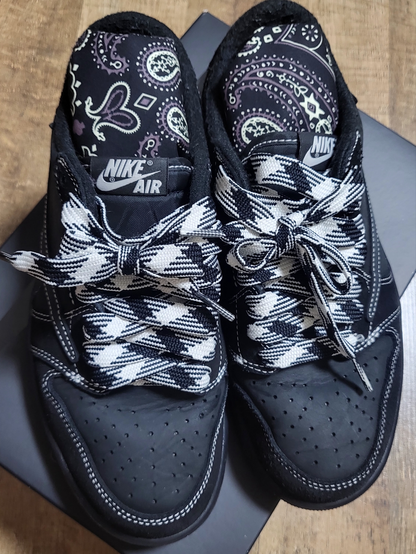 Jordan 1 x Travis Scott Retro Low OG SP Black Phantom, BORN TO WIN Big B Logo Knee Socks Black 착용 스타일 - 2