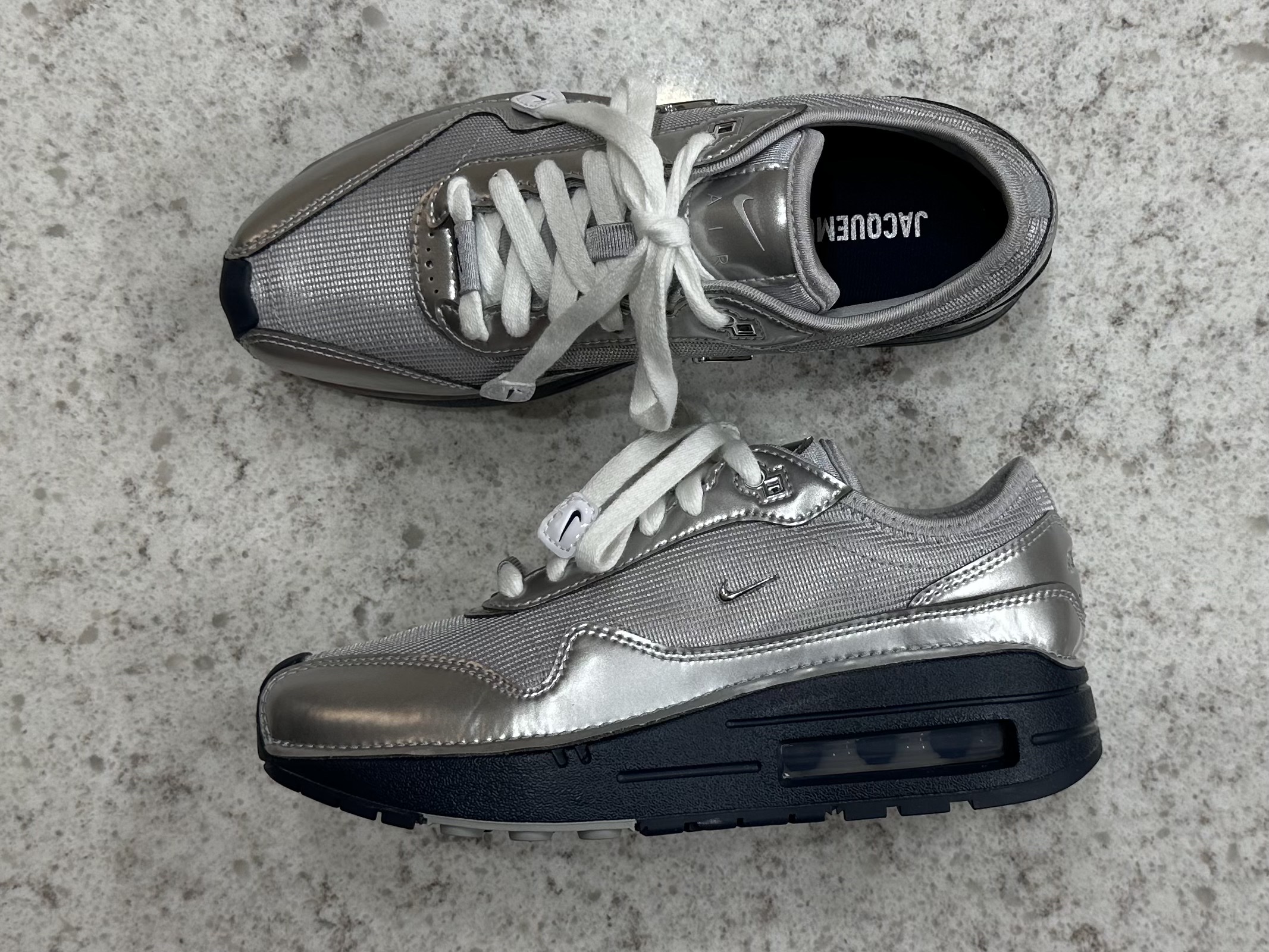 Nike x Jacquemus Air Max 1 '86 Metallic Silver Midnight Navy 착용 스타일 - 3