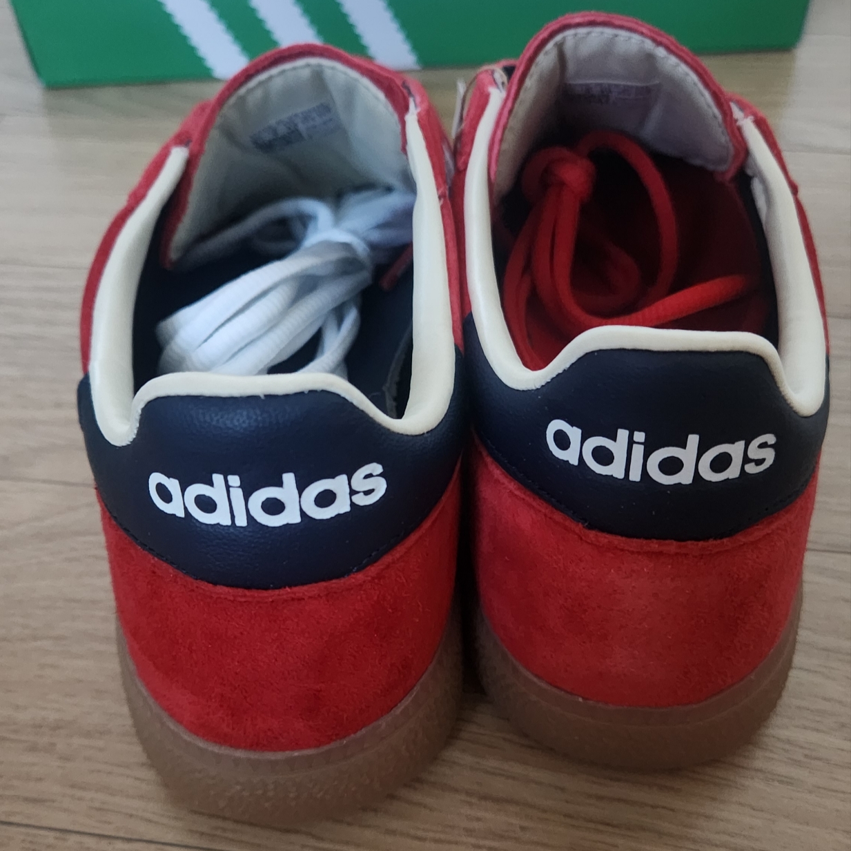 Adidas x Sporty & Rich Spezial Handball Collegiate Red Night Indigo 착용 스타일 - 3