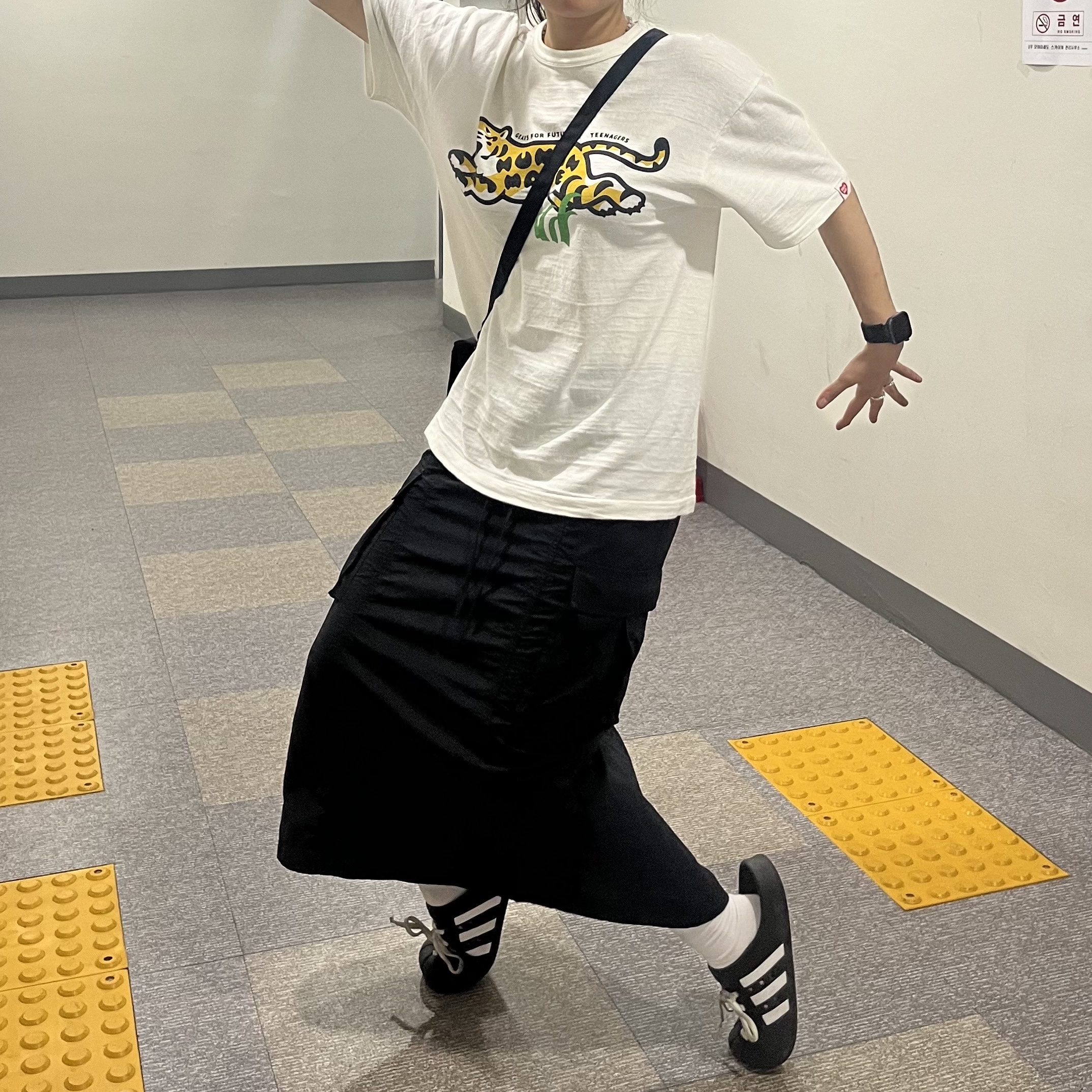 Adidas Adilette Clog Black White, Human Made Graphic T-Shirt #01 White 착용 스타일 - 1