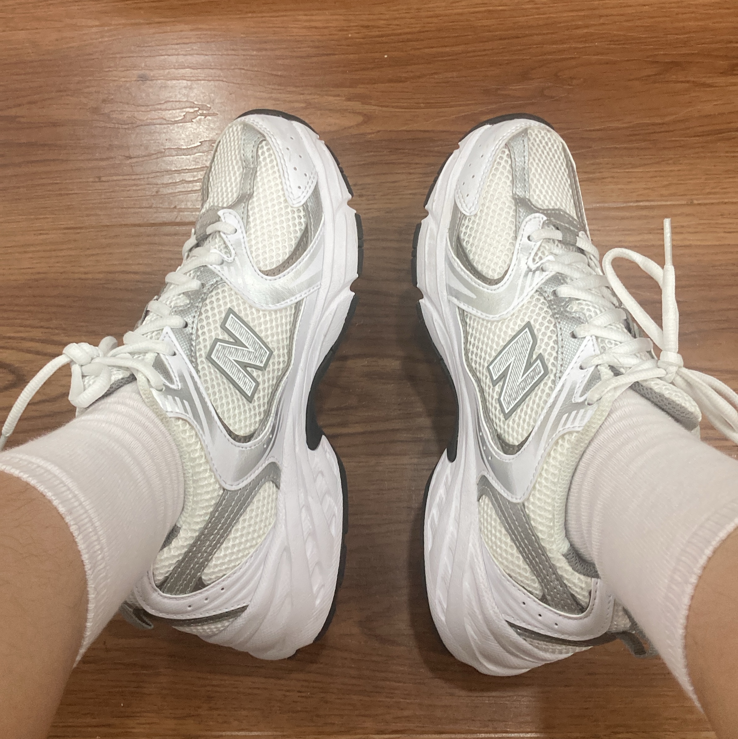 New Balance 530 White Silver 착용 스타일