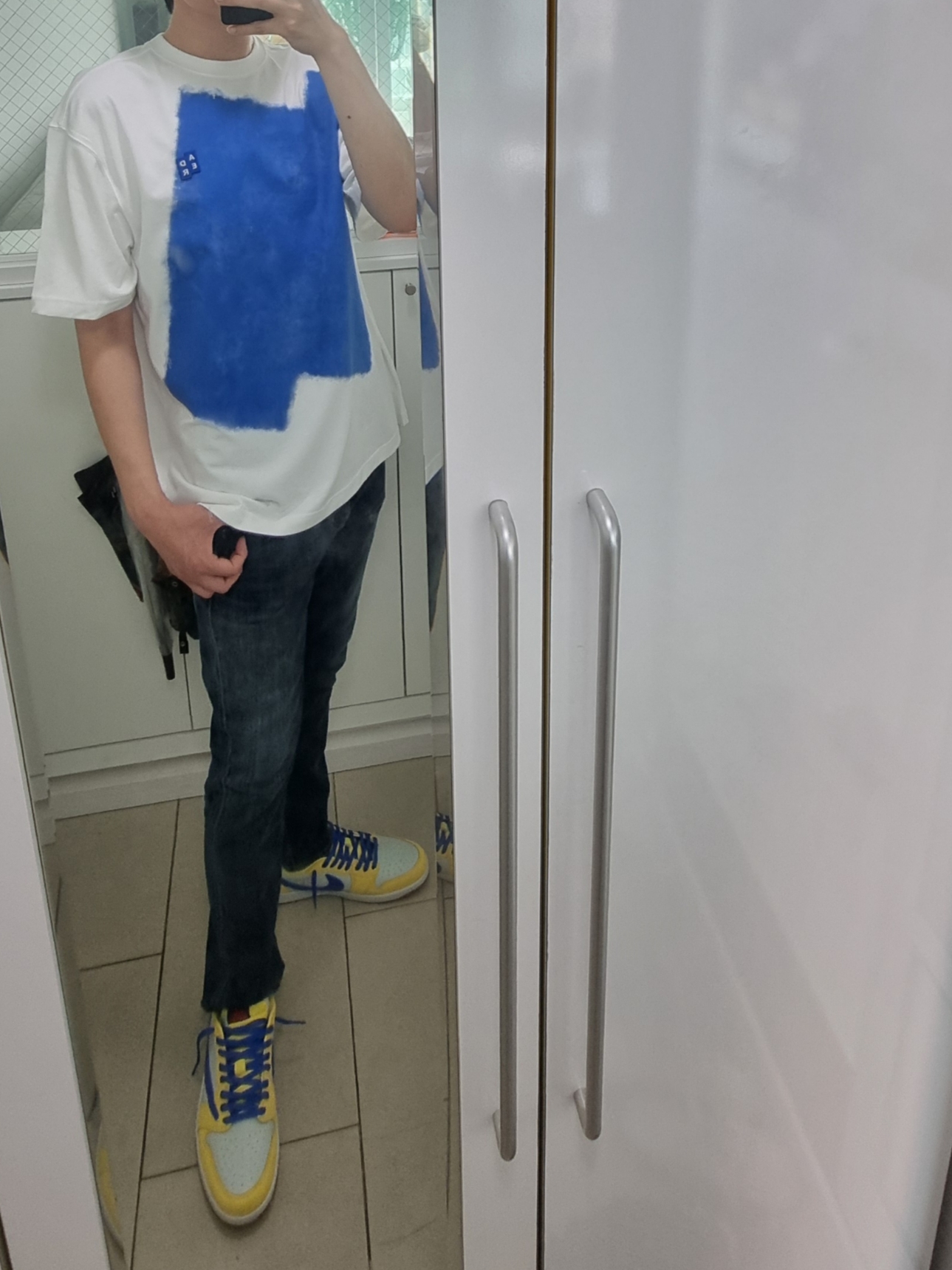Ader Error Sig; TRS Tag T-Shirt 03 Off White, (W) Jordan 1 x Travis Scott Retro Low OG SP Canary 착용 스타일 - 1