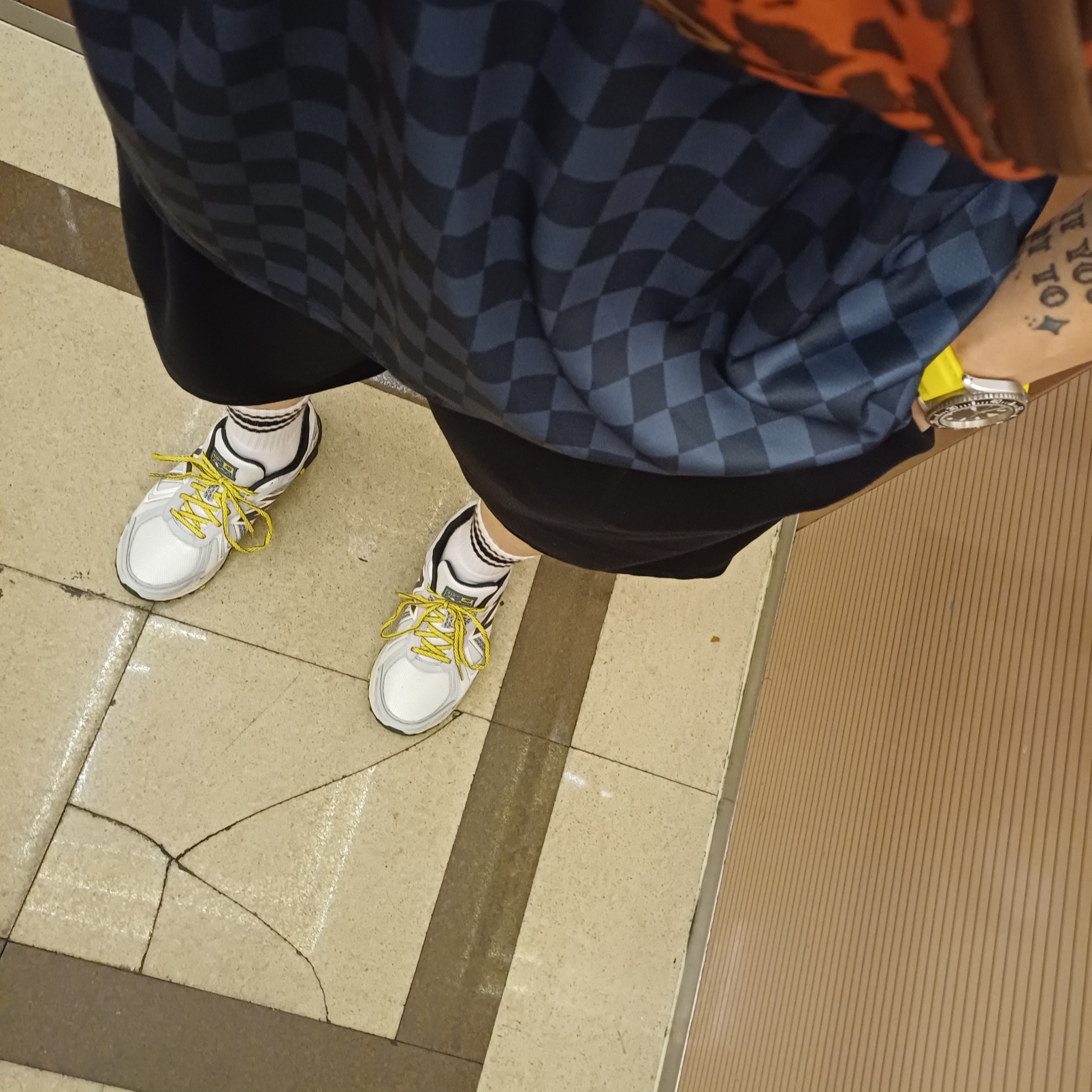 New Balance 410v5 Ivory Yellow - 2E Wide 착용 스타일 - 2