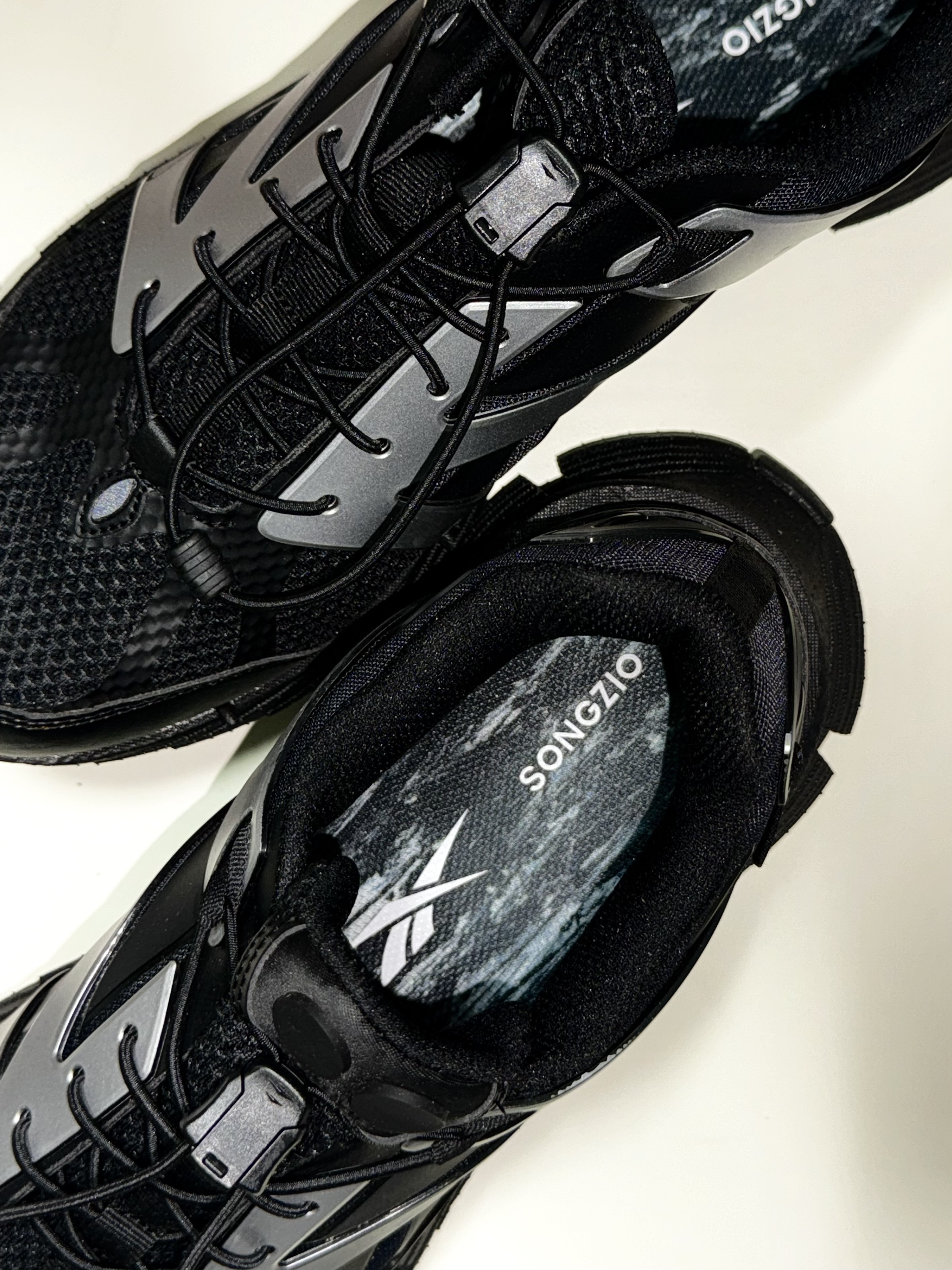 Reebok x Songzio Premier Floatzig Shadow Black 착용 스타일 - 5