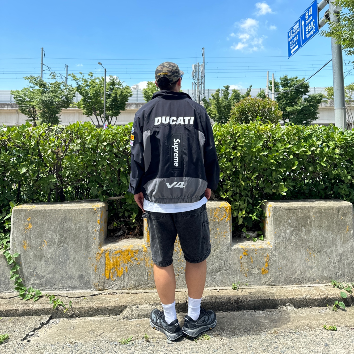 Hoka Mafate Speed 2 Black Castlerock, Supreme x Ducati Track Jacket Black - 24SS 착용 스타일 - 3