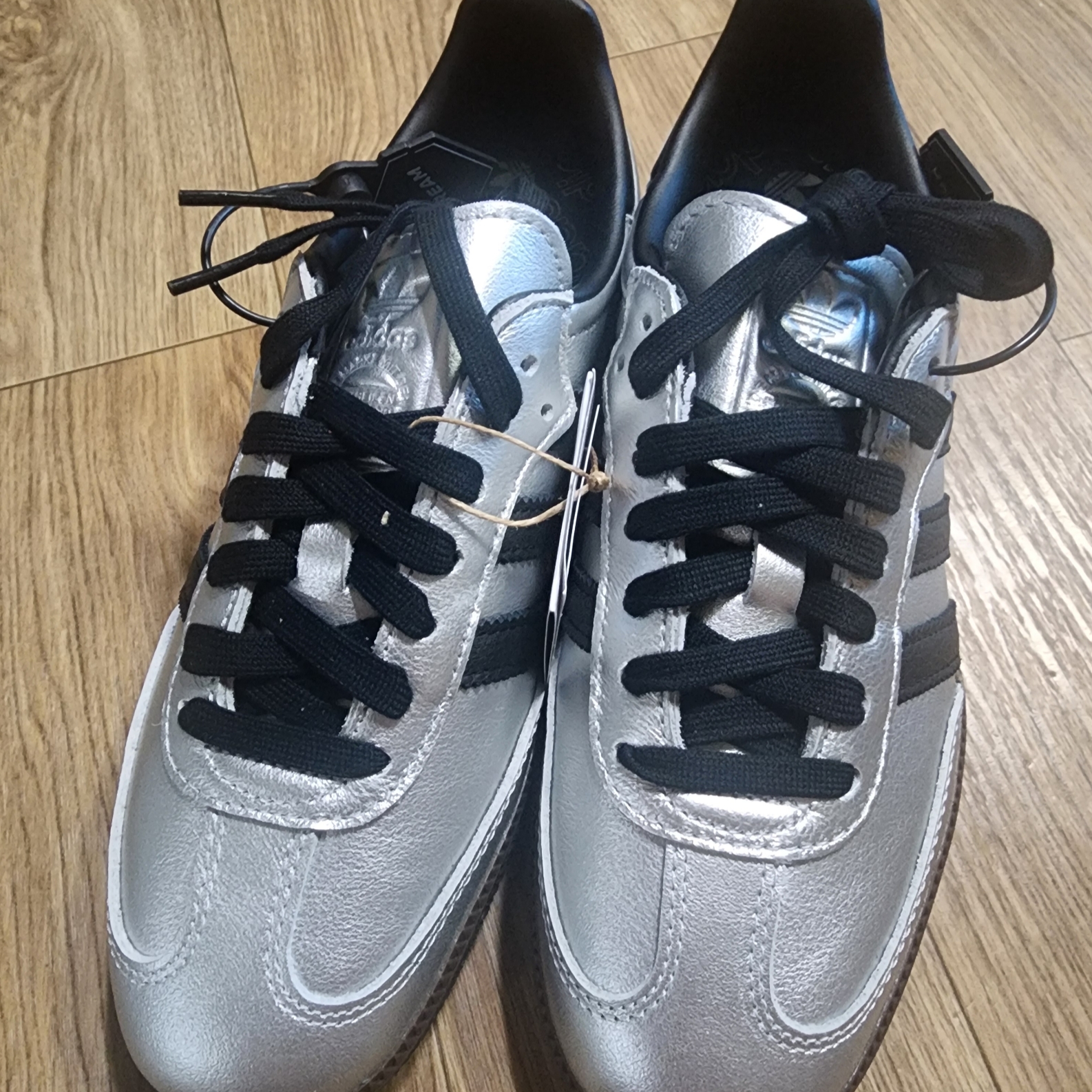 (W) Adidas Samba OG Silver Metalic Core Black Gum 착용 스타일