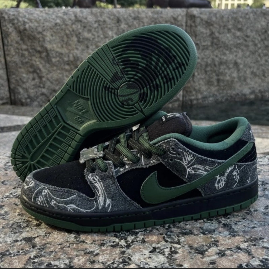 Nike x There SB Dunk Low Pro Anthracite and Gorge Green 착용 스타일 - 2
