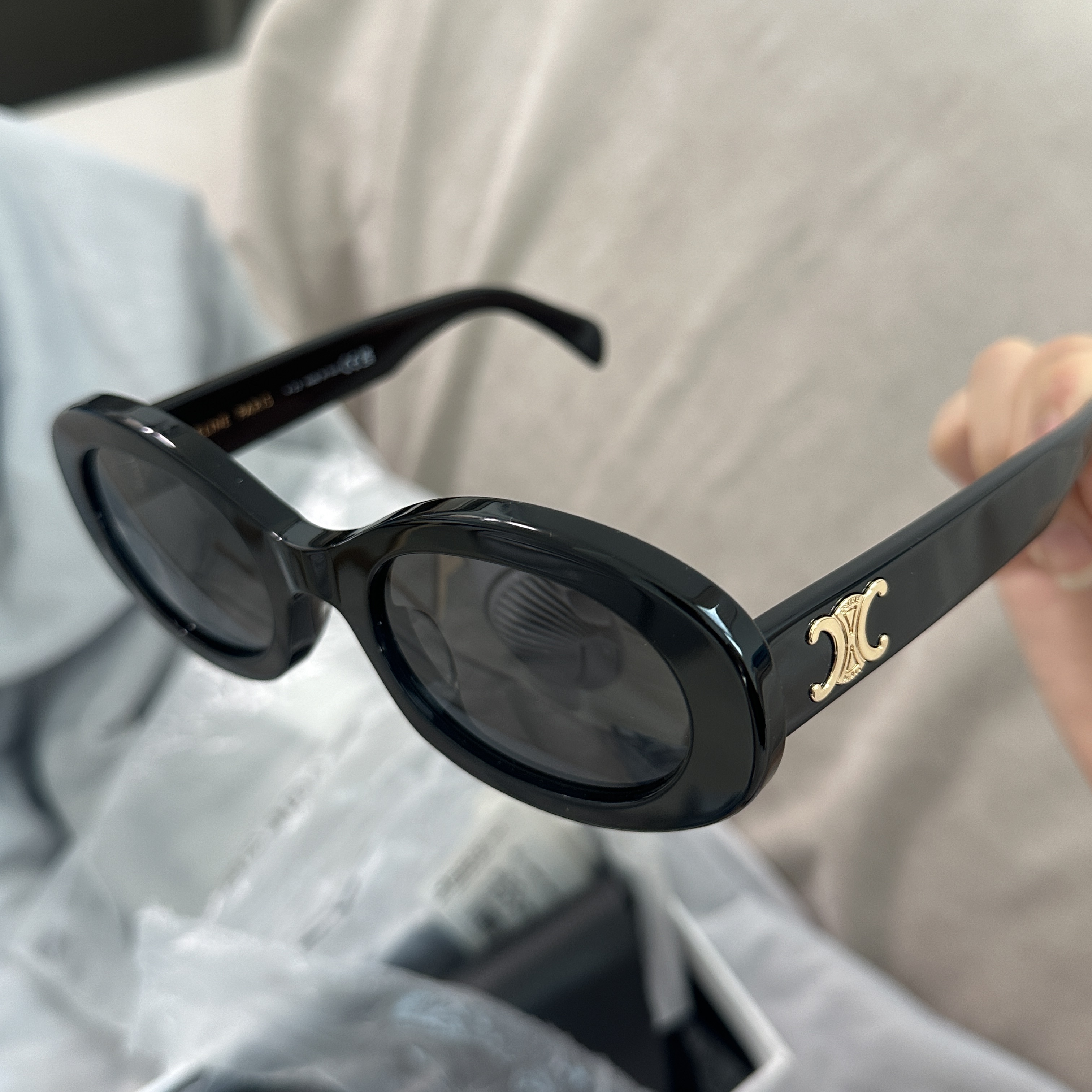 (W) Celine Triomphe 01 Sunglasses in Acetate Black 착용 스타일 - 1