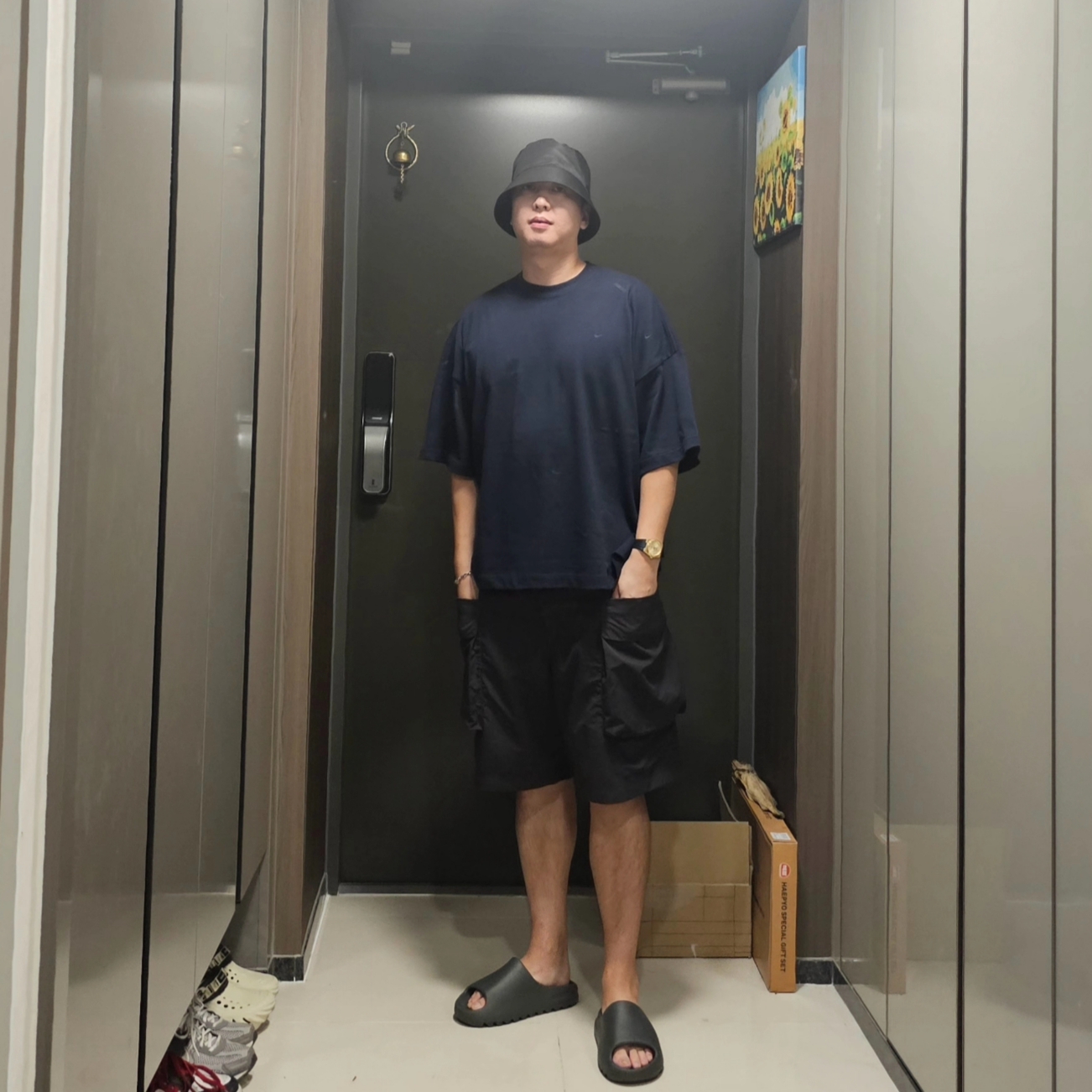 Nike x Jacquemus Short Sleeve T-Shirt Dark Obsidian - Asia, Prada Re-Nylon Bucket Hat Black 착용 스타일 - 1