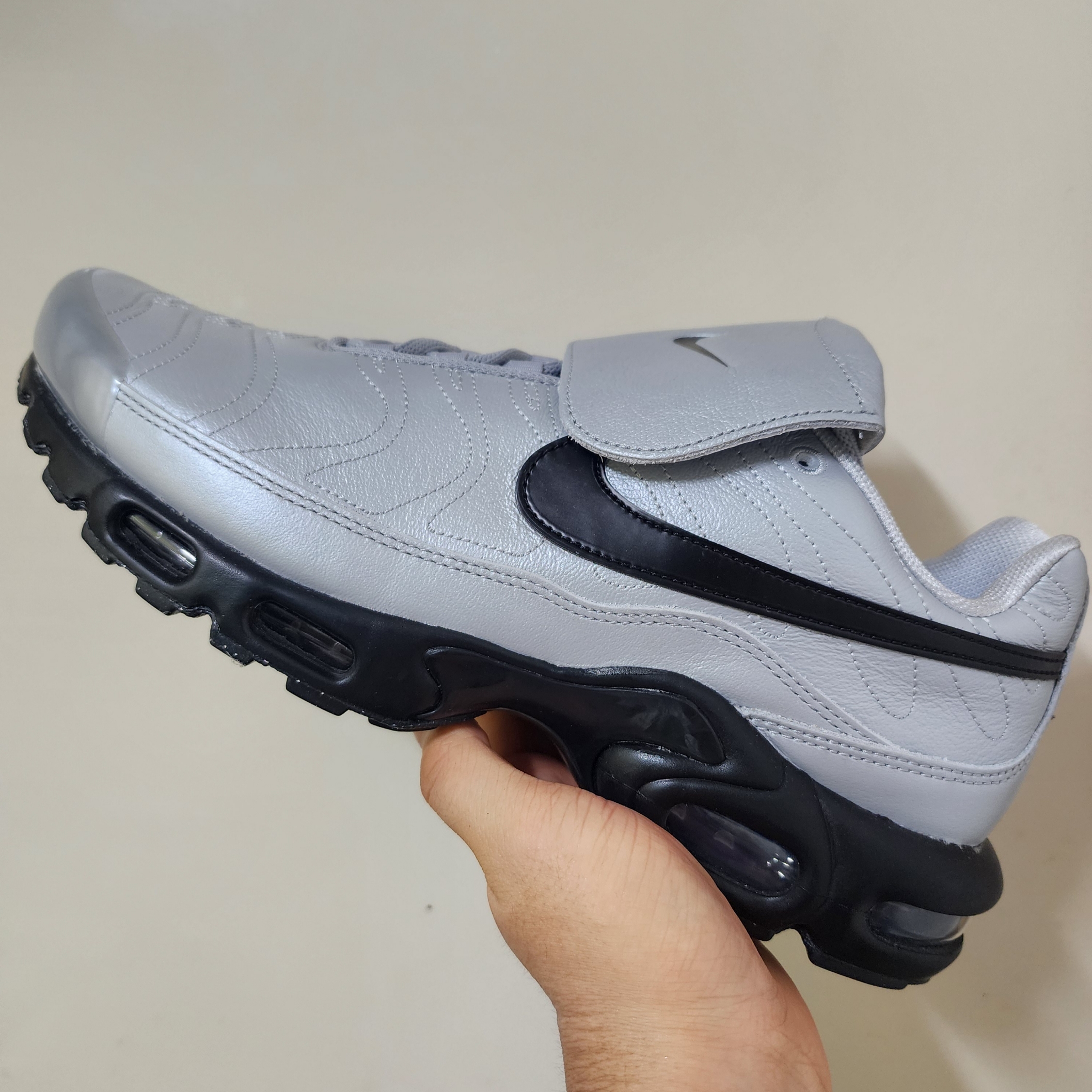 Nike Air Max Plus TNPO Wolf Grey and Black 착용 스타일