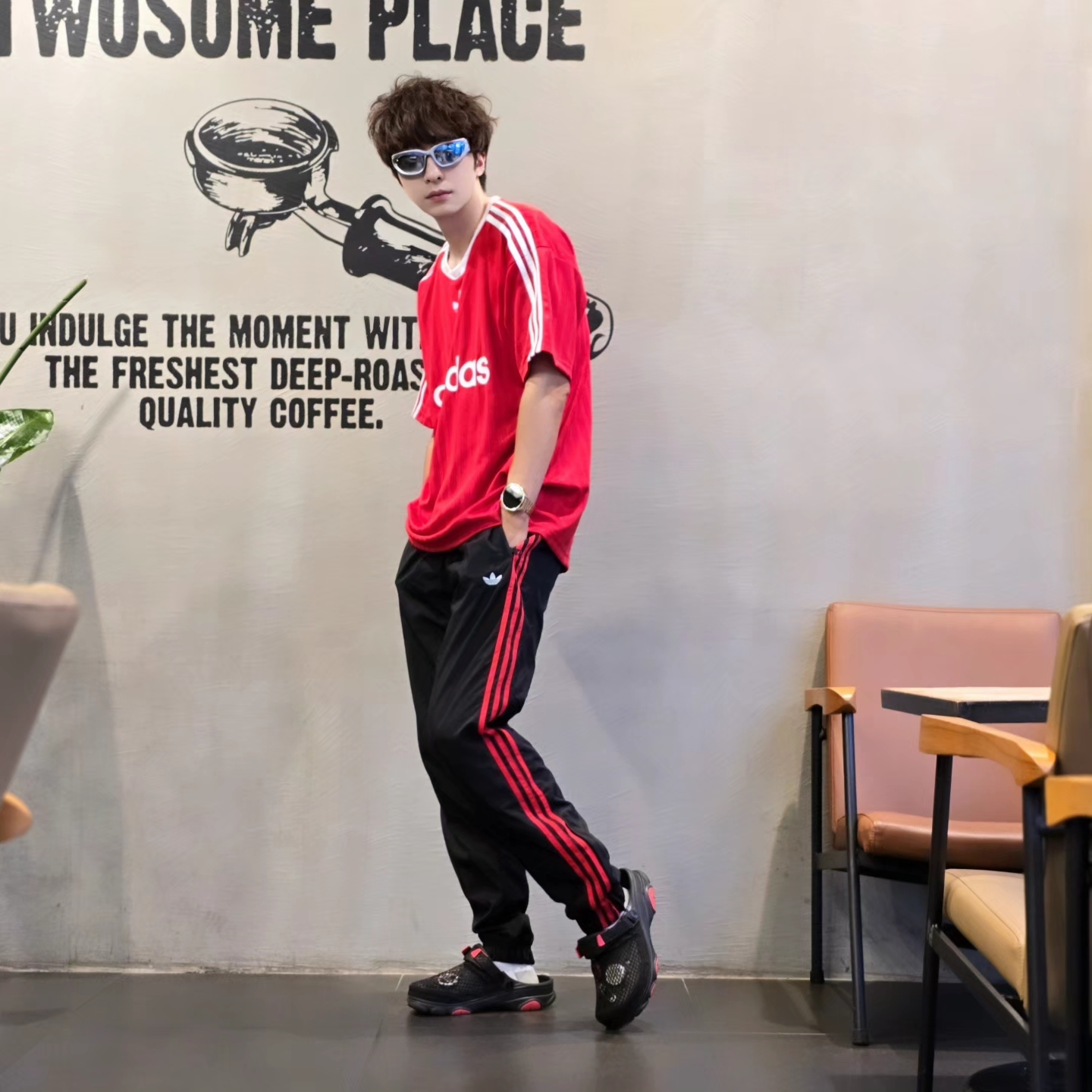 Adidas Adicolor T-Shirt Better Scarlet White - KR Sizing, Adidas Adicolor T-Shirt Better Scarlet White - US Sizing 착용 스타일 - 1