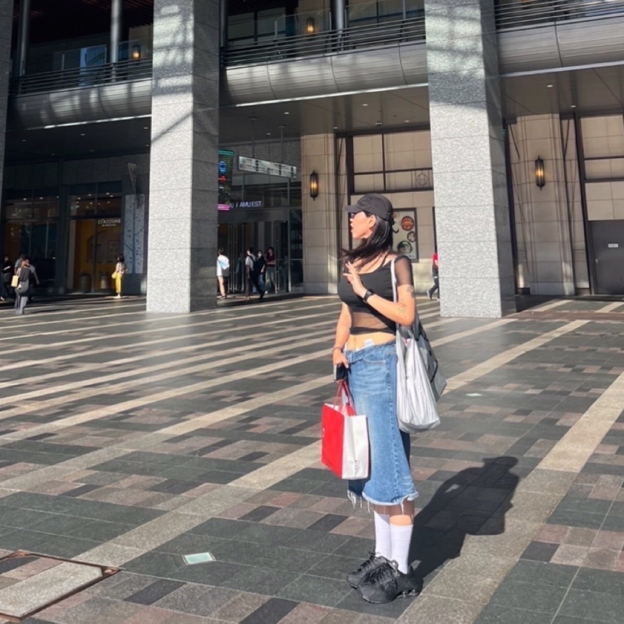 (W) Nike Shox R4 Black, Open Yy x Hello Kitty Shopper Tote Bag Silver 착용 스타일 - 2